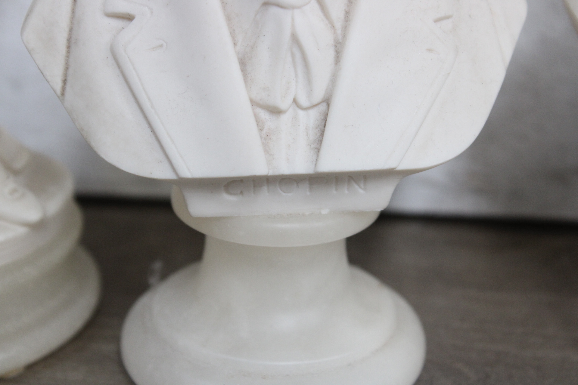 Set witte beeldjes van vrouwelijke figuur en klassieke componisten – foto 5 – kavel bij GSD Auctions, Zoeterwoude