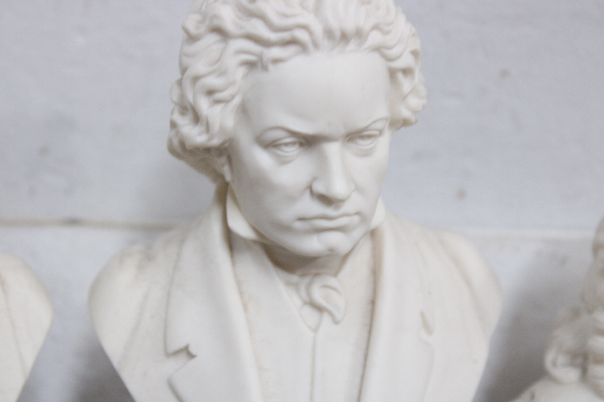 Set witte beeldjes van vrouwelijke figuur en klassieke componisten – foto 6 – kavel bij GSD Auctions, Zoeterwoude