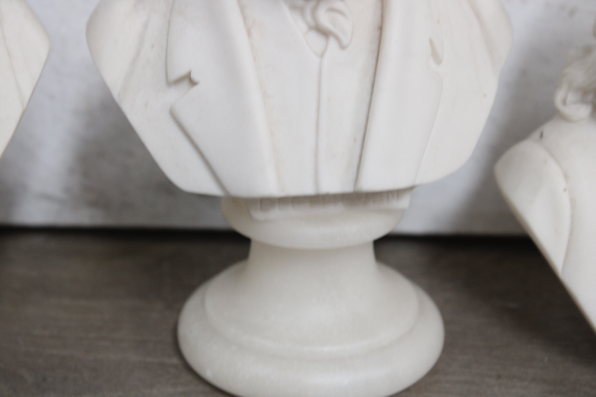 Set witte beeldjes van vrouwelijke figuur en klassieke componisten – foto 7 – kavel bij GSD Auctions, Zoeterwoude