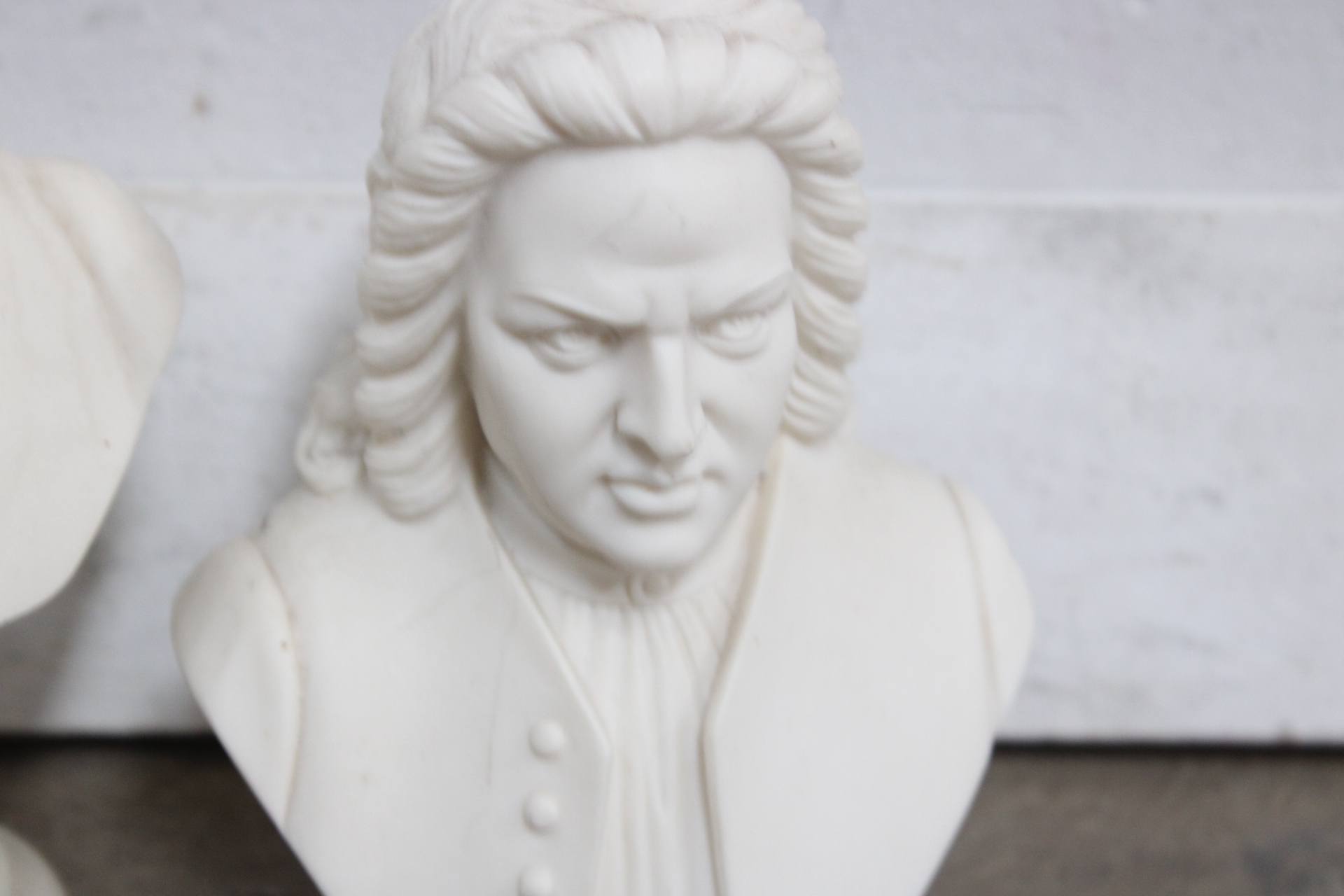 Set witte beeldjes van vrouwelijke figuur en klassieke componisten – foto 8 – kavel bij GSD Auctions, Zoeterwoude