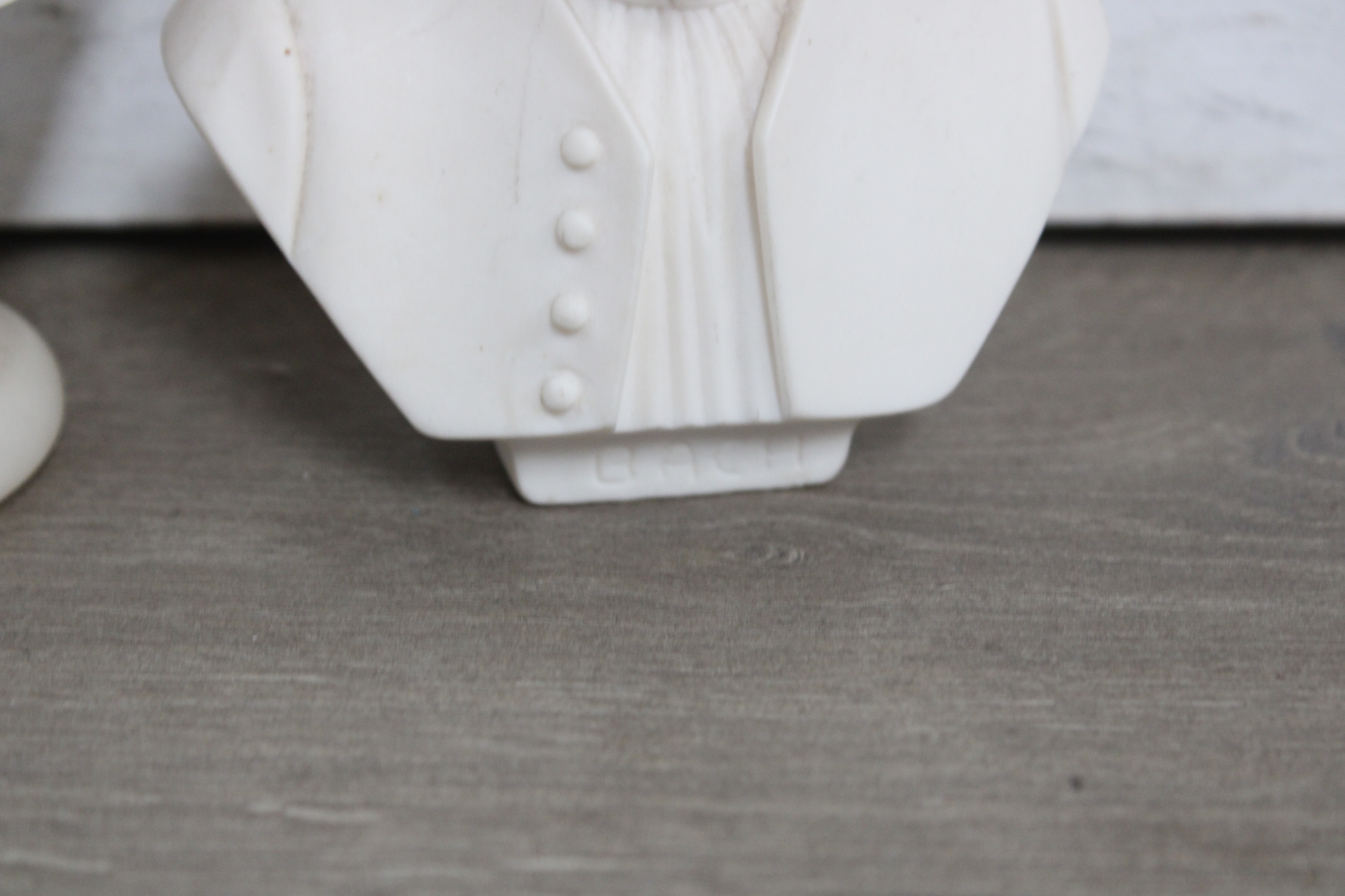 Set witte beeldjes van vrouwelijke figuur en klassieke componisten – foto 9 – kavel bij GSD Auctions, Zoeterwoude