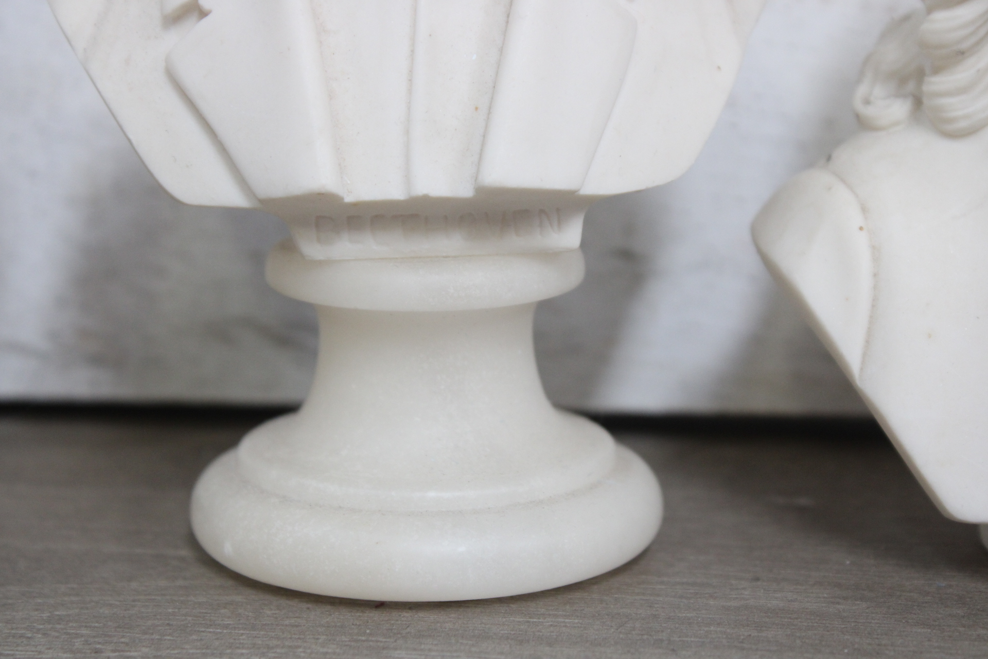 Set witte beeldjes van vrouwelijke figuur en klassieke componisten – foto 10 – kavel bij GSD Auctions, Zoeterwoude
