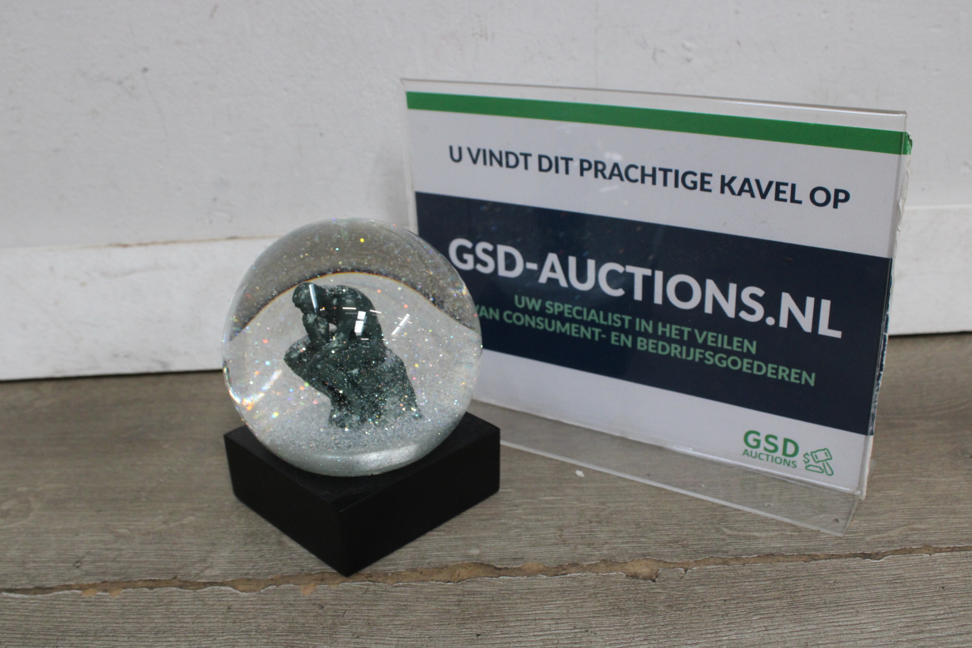 Sneeuwbol met beeld van 'De Denker' – kavel bij GSD Auctions, Zoeterwoude