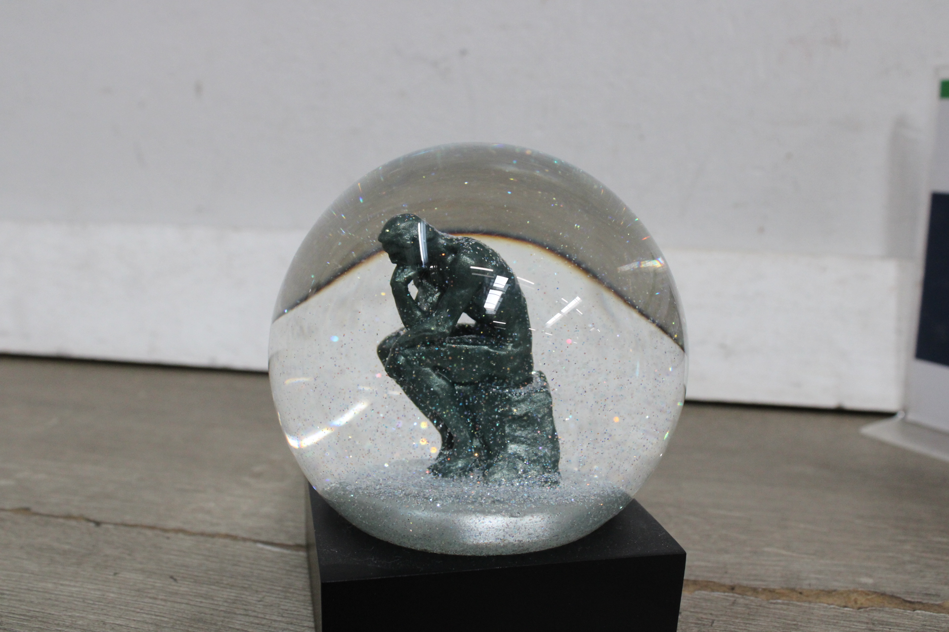 Sneeuwbol met beeld van 'De Denker' – foto 2 – kavel bij GSD Auctions, Zoeterwoude