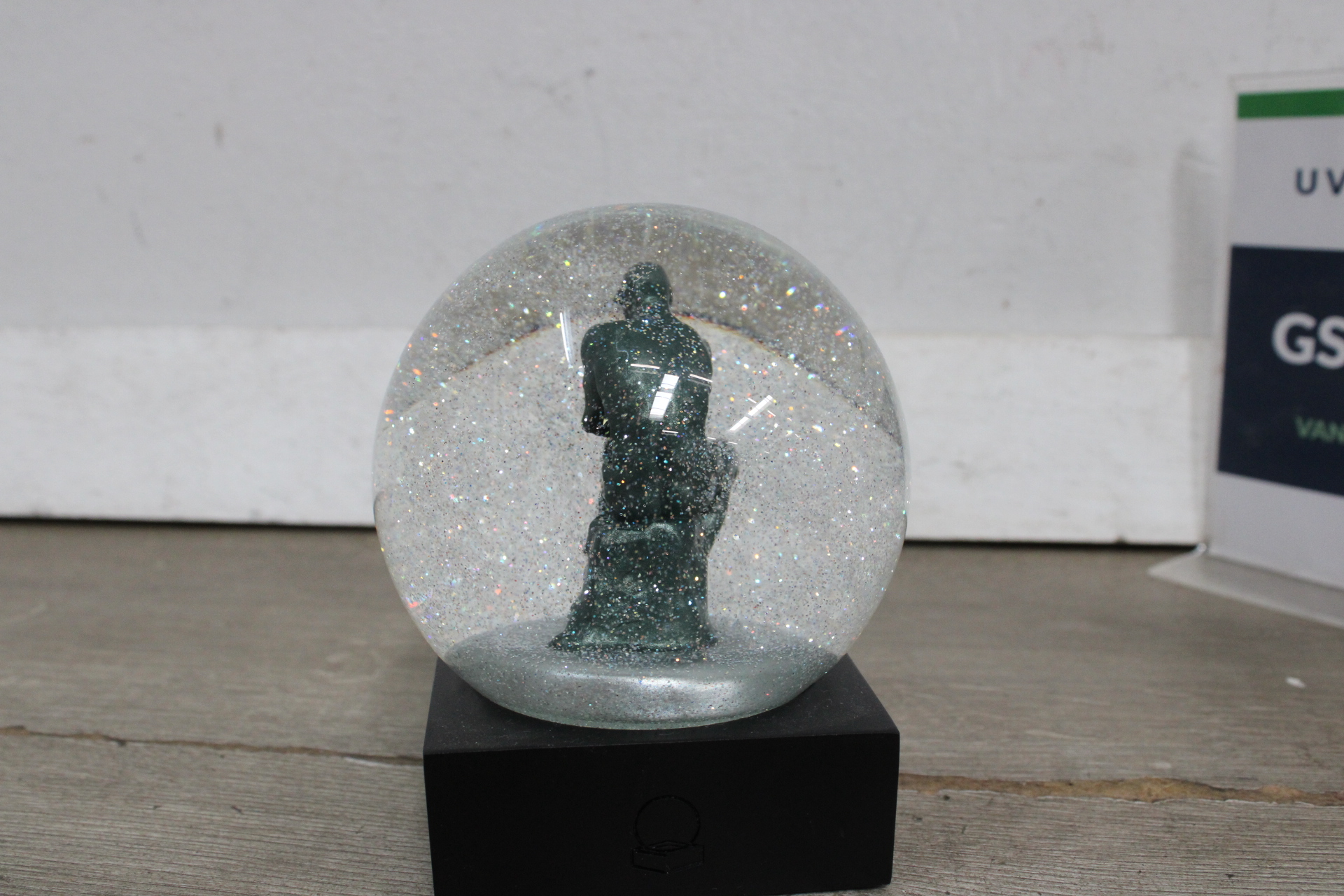 Sneeuwbol met beeld van 'De Denker' – foto 3 – kavel bij GSD Auctions, Zoeterwoude