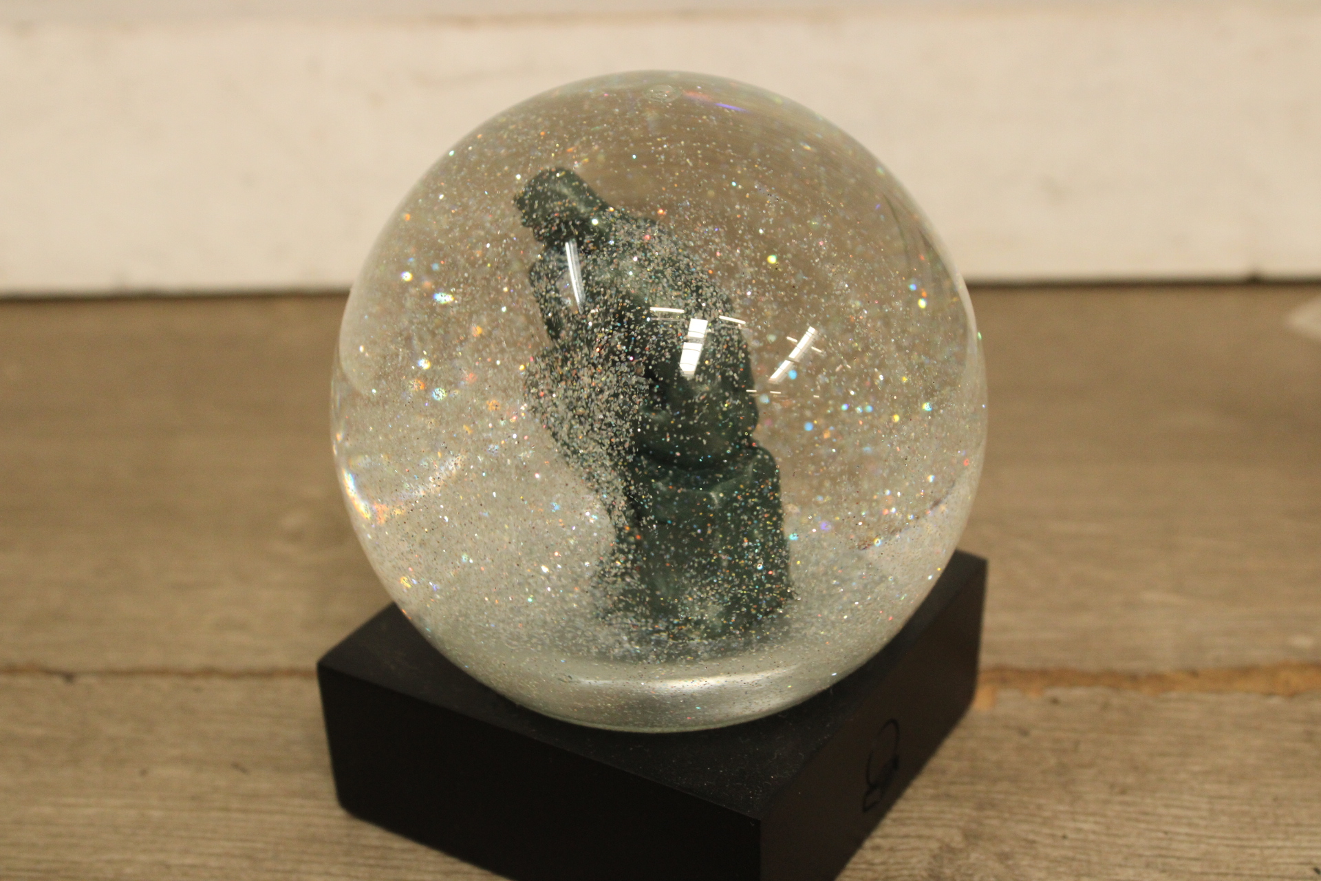 Sneeuwbol met beeld van 'De Denker' – foto 4 – kavel bij GSD Auctions, Zoeterwoude