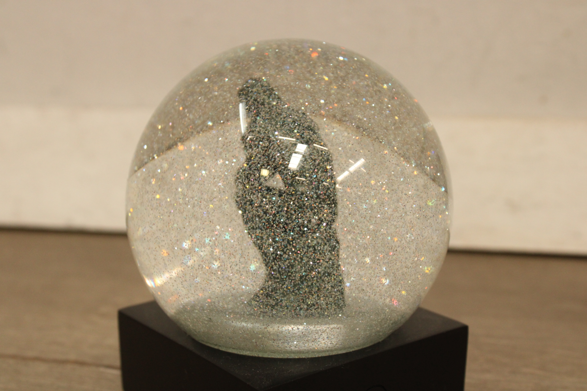 Sneeuwbol met beeld van 'De Denker' – foto 6 – kavel bij GSD Auctions, Zoeterwoude