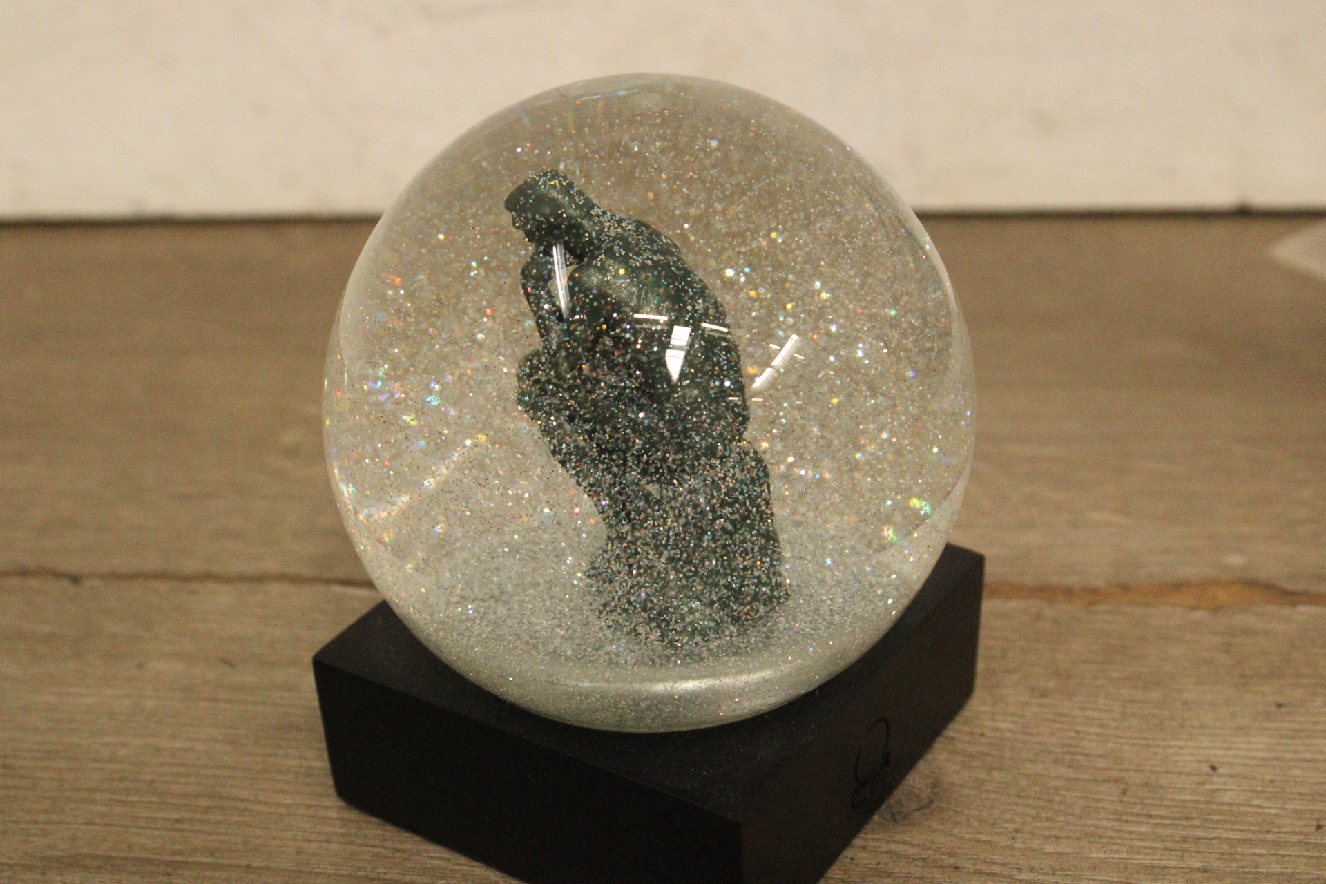Sneeuwbol met beeld van 'De Denker' – foto 7 – kavel bij GSD Auctions, Zoeterwoude