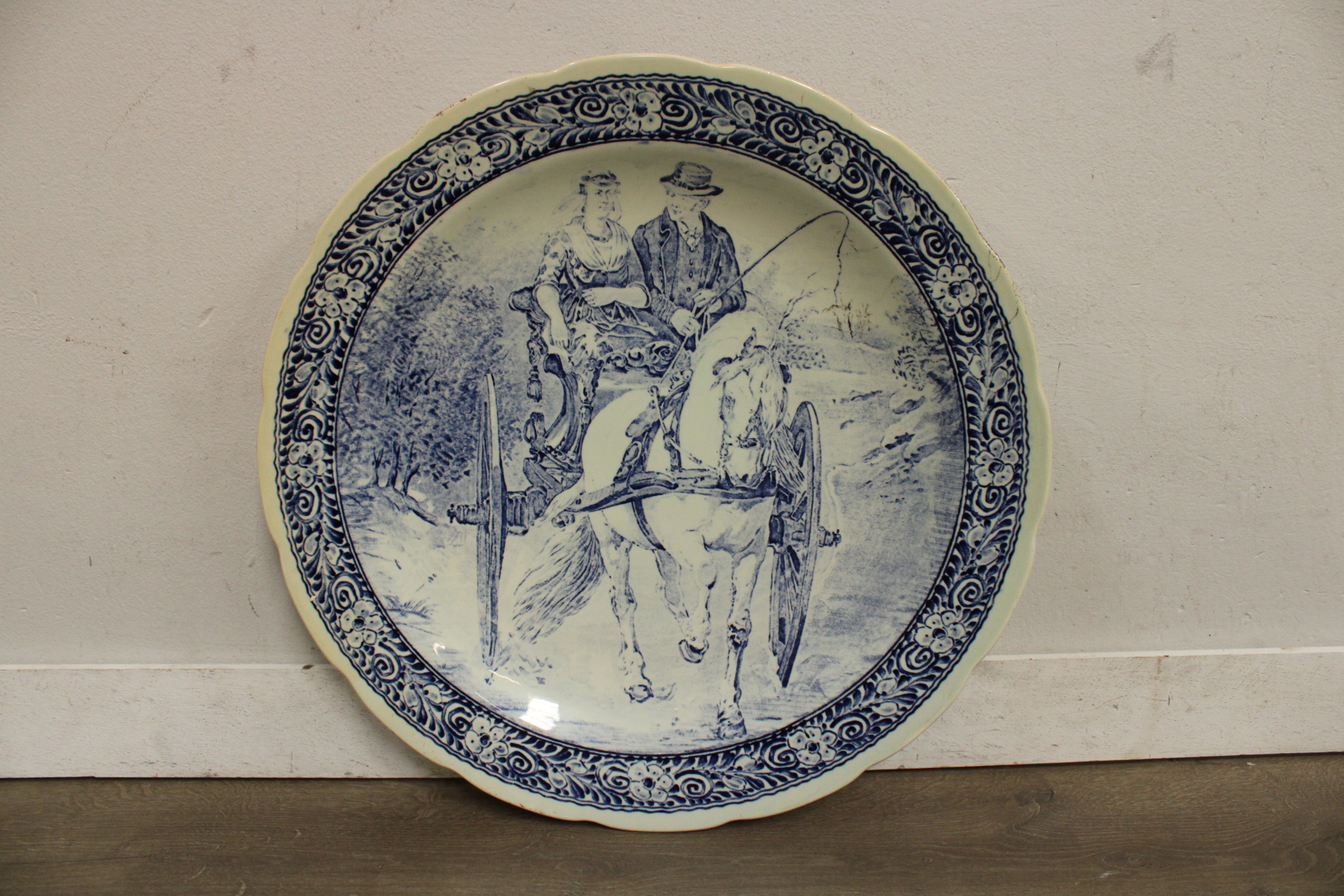 Decoratief blauw-wit bord met paard en koetsiers – foto 2 – kavel bij GSD Auctions, Zoeterwoude