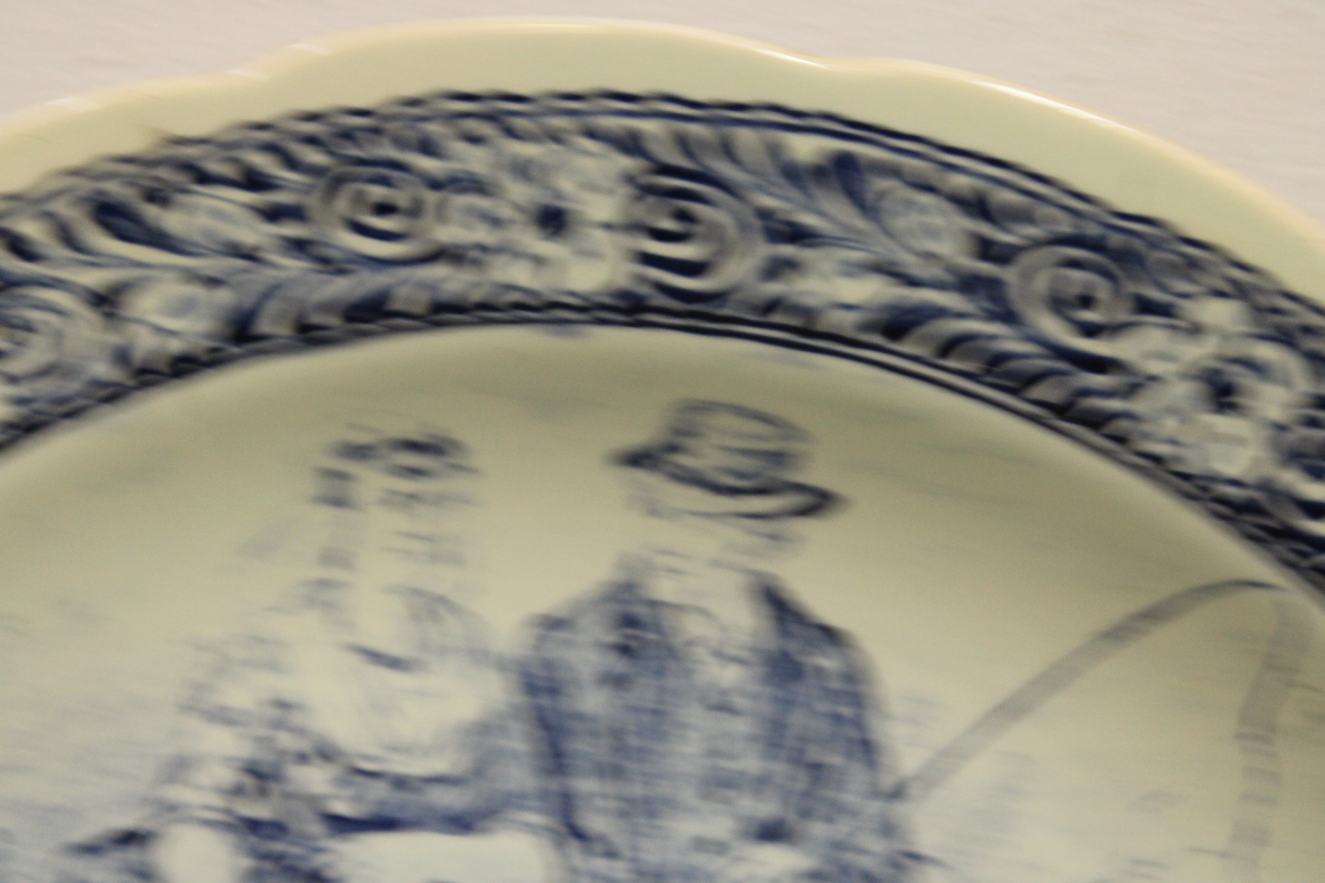 Decoratief blauw-wit bord met paard en koetsiers – foto 3 – kavel bij GSD Auctions, Zoeterwoude