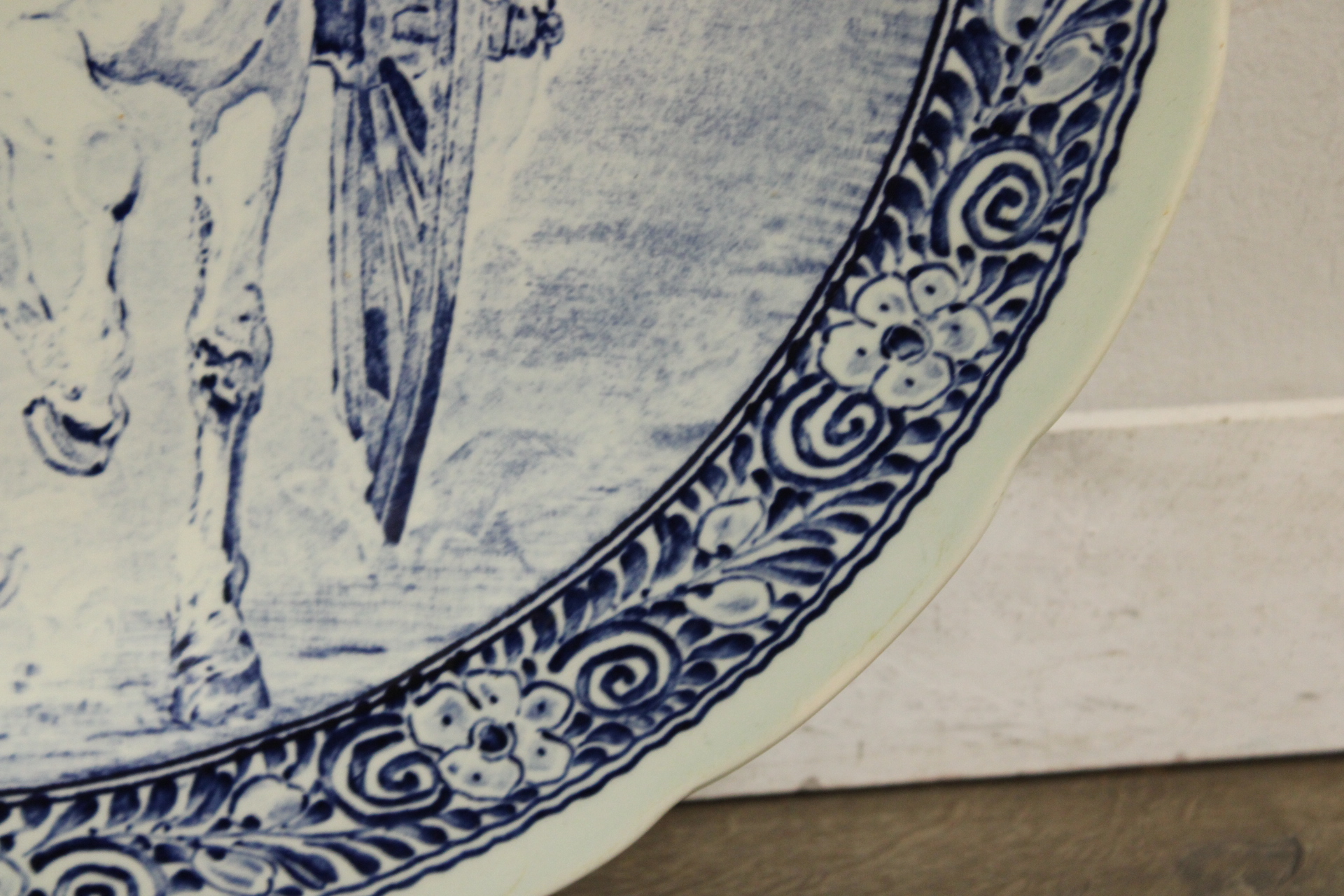 Decoratief blauw-wit bord met paard en koetsiers – foto 5 – kavel bij GSD Auctions, Zoeterwoude