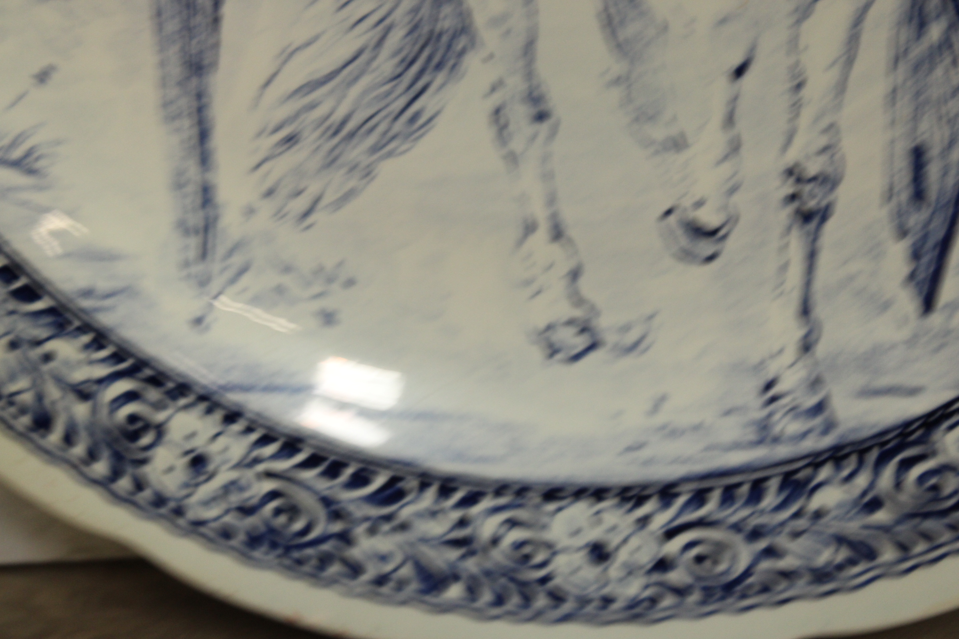 Decoratief blauw-wit bord met paard en koetsiers – foto 6 – kavel bij GSD Auctions, Zoeterwoude