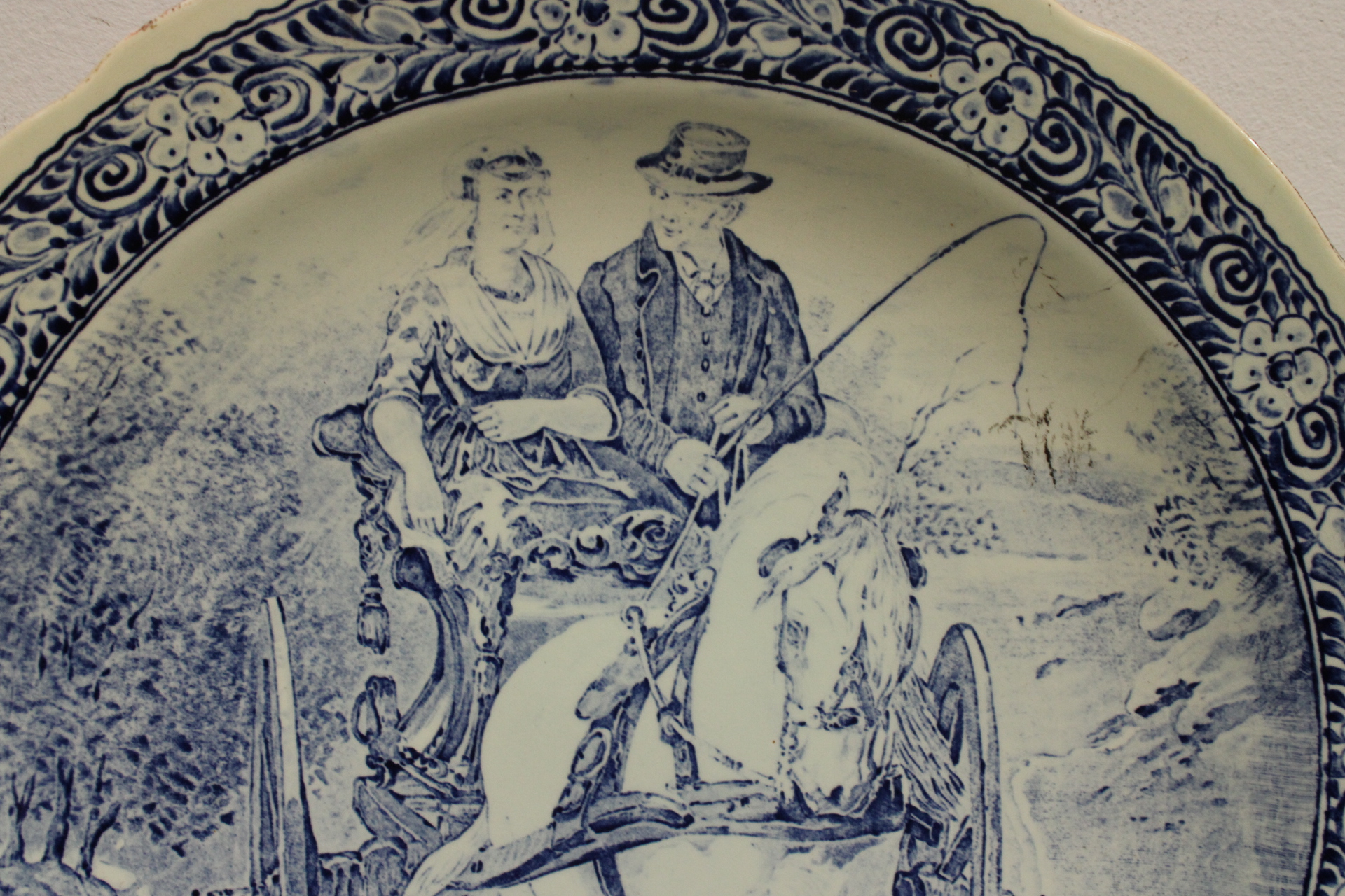 Decoratief blauw-wit bord met paard en koetsiers – foto 8 – kavel bij GSD Auctions, Zoeterwoude
