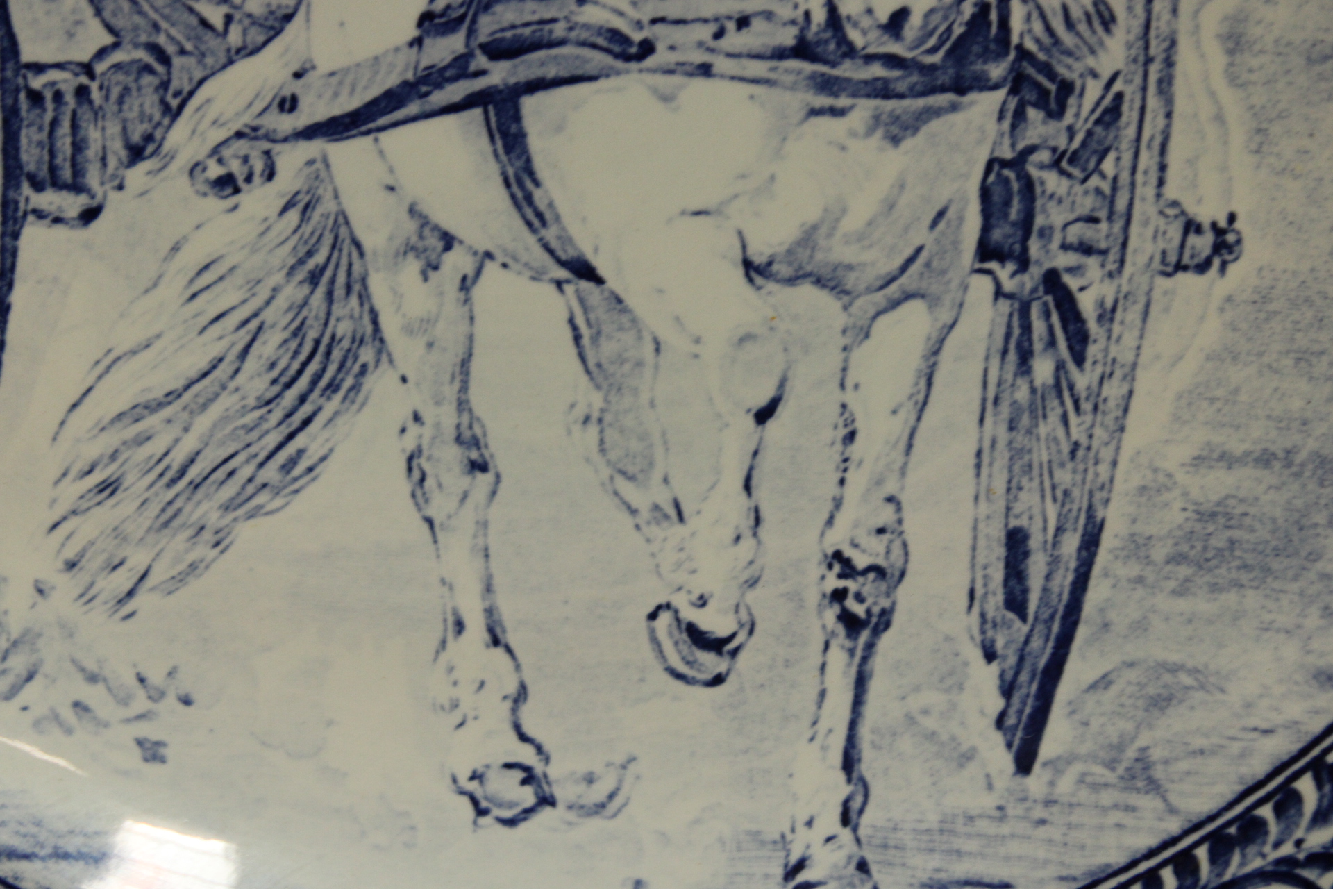 Decoratief blauw-wit bord met paard en koetsiers – foto 9 – kavel bij GSD Auctions, Zoeterwoude