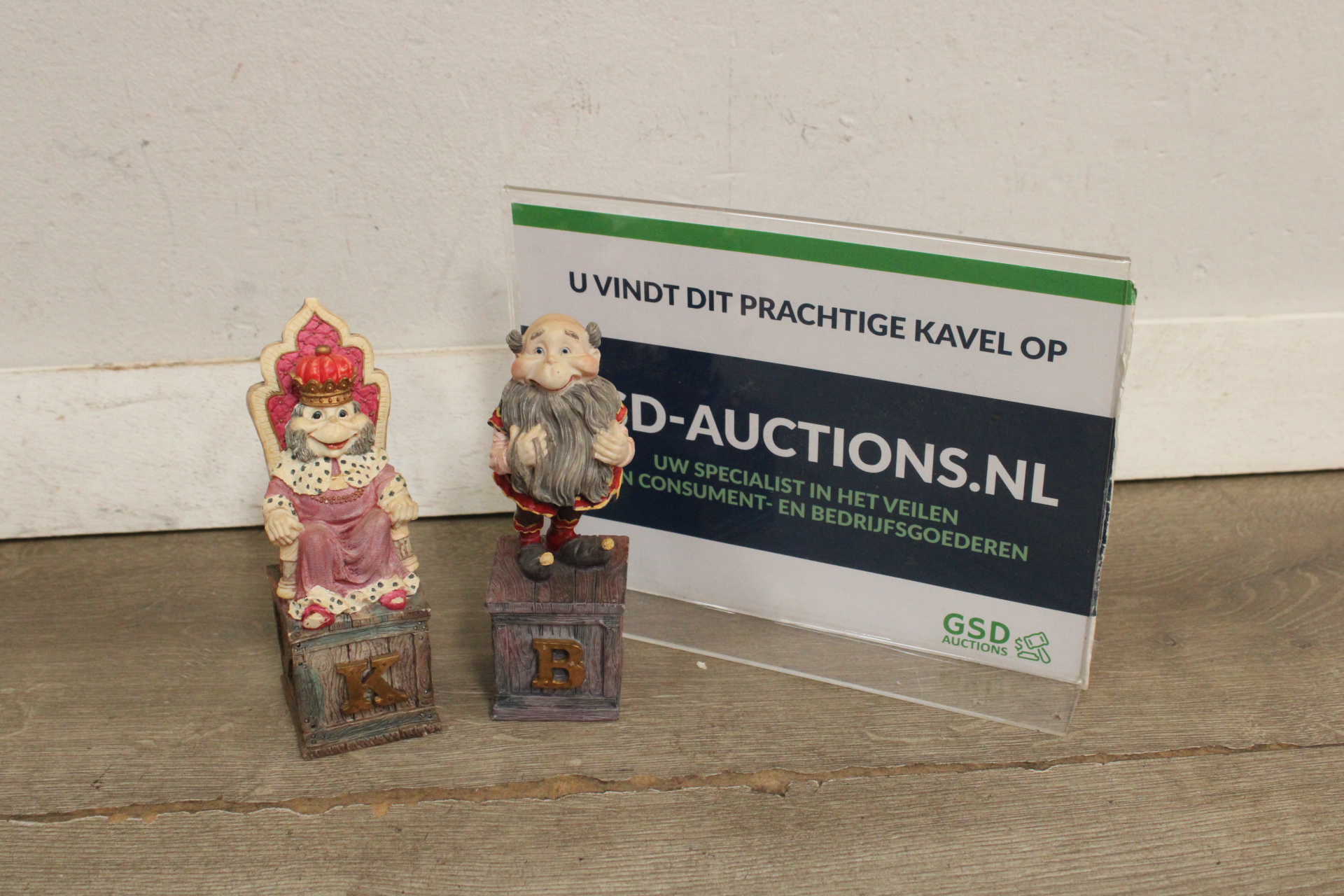 Beeldjes van koning en kabouter op blokken – kavel bij GSD Auctions, Zoeterwoude