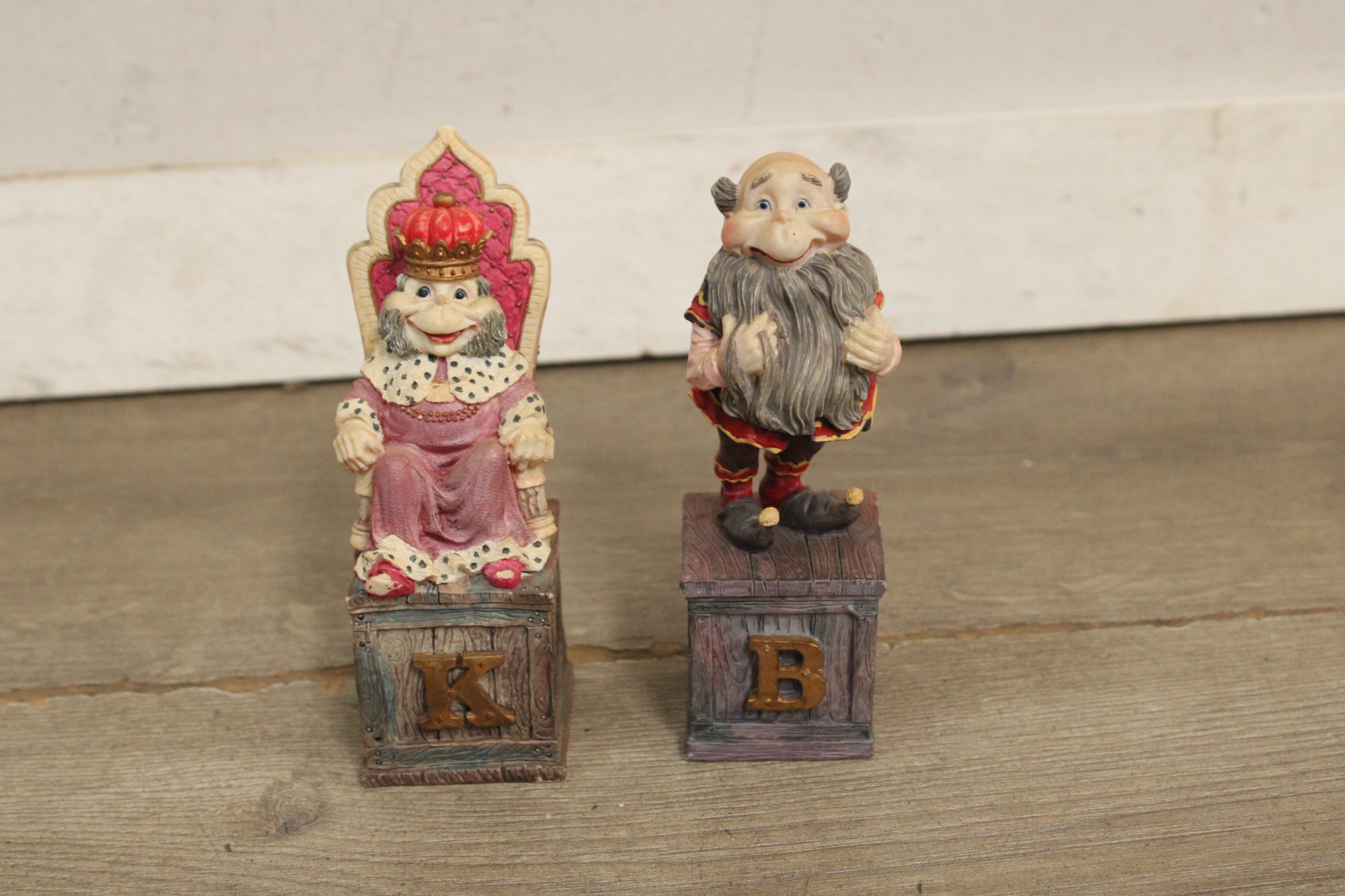 Beeldjes van koning en kabouter op blokken – foto 2 – kavel bij GSD Auctions, Zoeterwoude