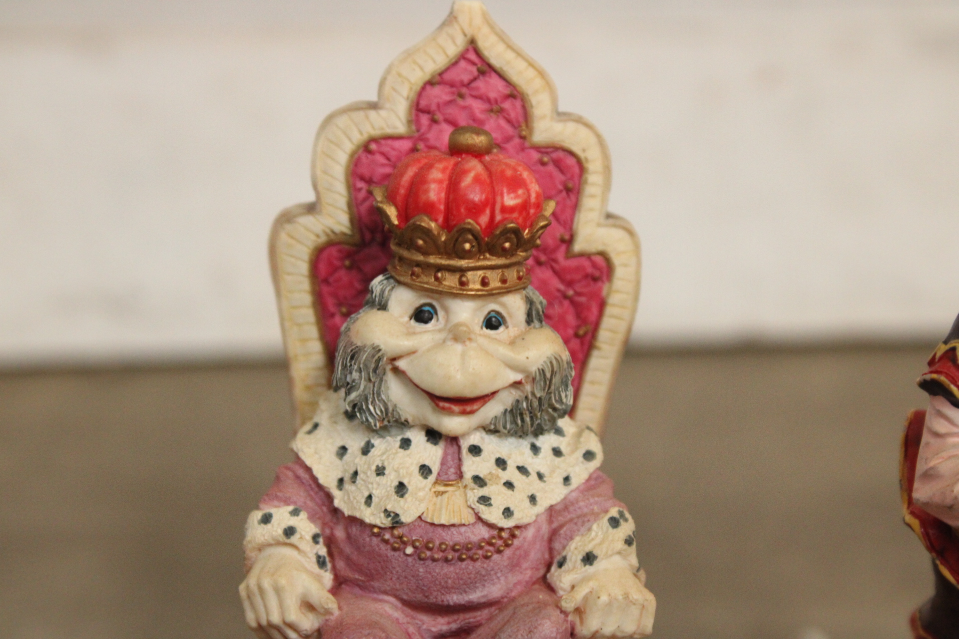 Beeldjes van koning en kabouter op blokken – foto 3 – kavel bij GSD Auctions, Zoeterwoude