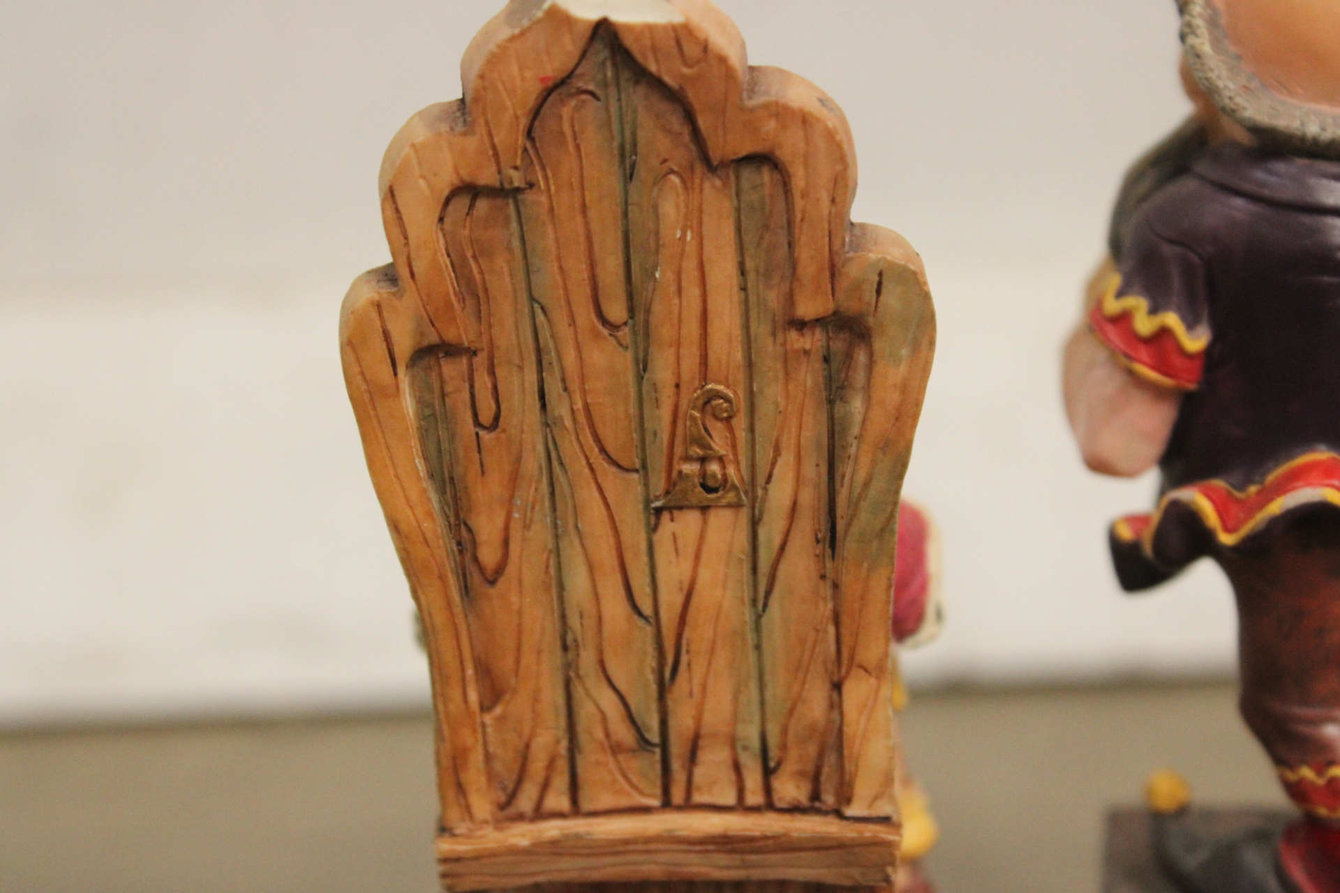 Beeldjes van koning en kabouter op blokken – foto 8 – kavel bij GSD Auctions, Zoeterwoude