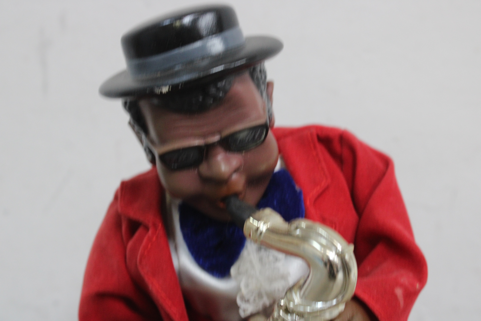 Beeldje The Jazzman met saxofoon – foto 2 – kavel bij GSD Auctions, Zoeterwoude