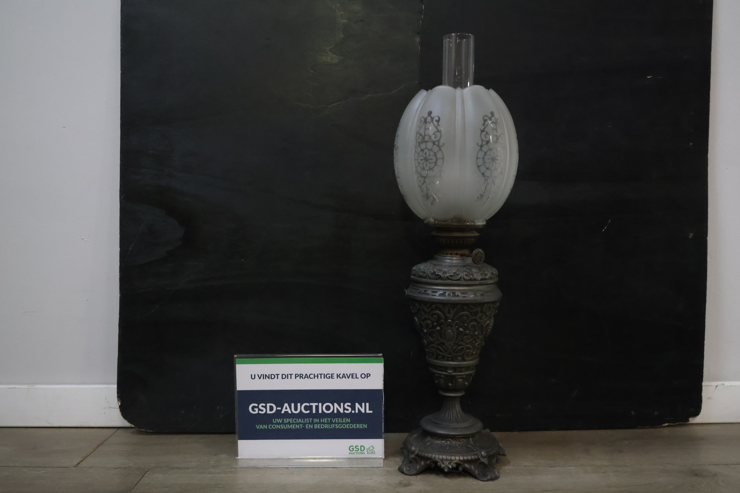 Antieke olielamp met glazen kap – kavel bij GSD Auctions, Zoeterwoude