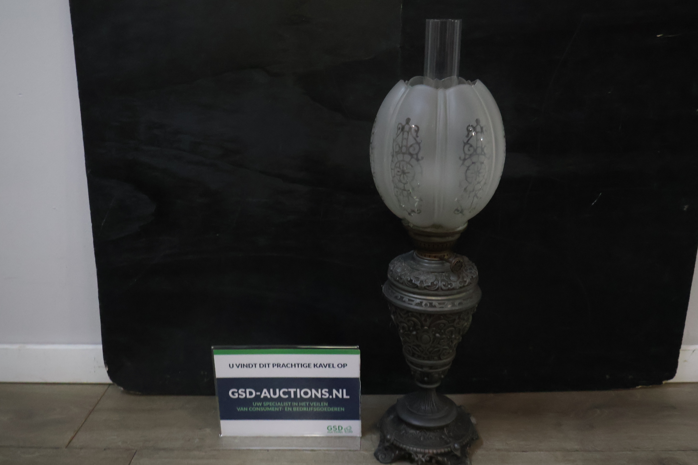 Antieke olielamp met glazen kap – foto 2 – kavel bij GSD Auctions, Zoeterwoude