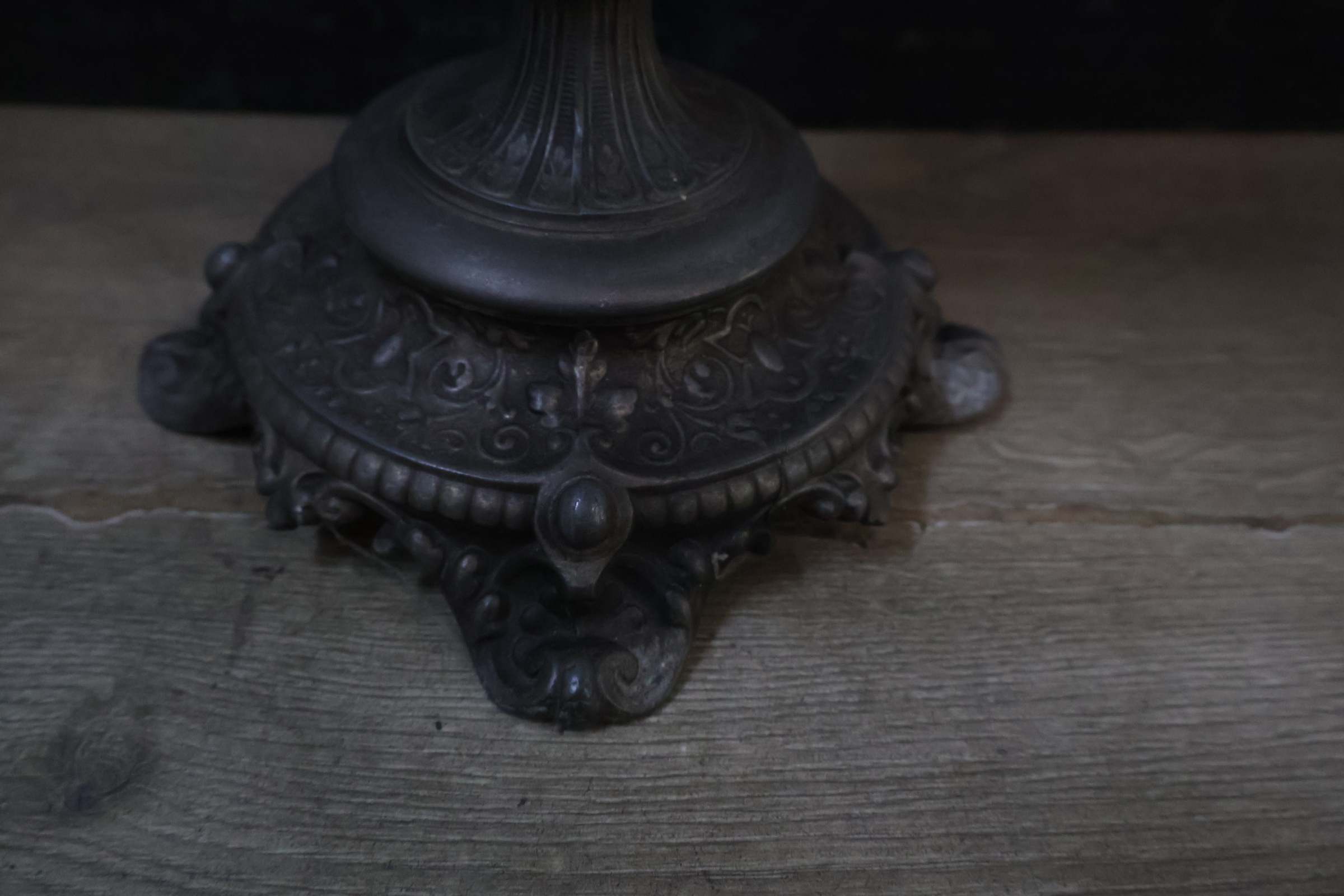 Antieke olielamp met glazen kap – foto 4 – kavel bij GSD Auctions, Zoeterwoude