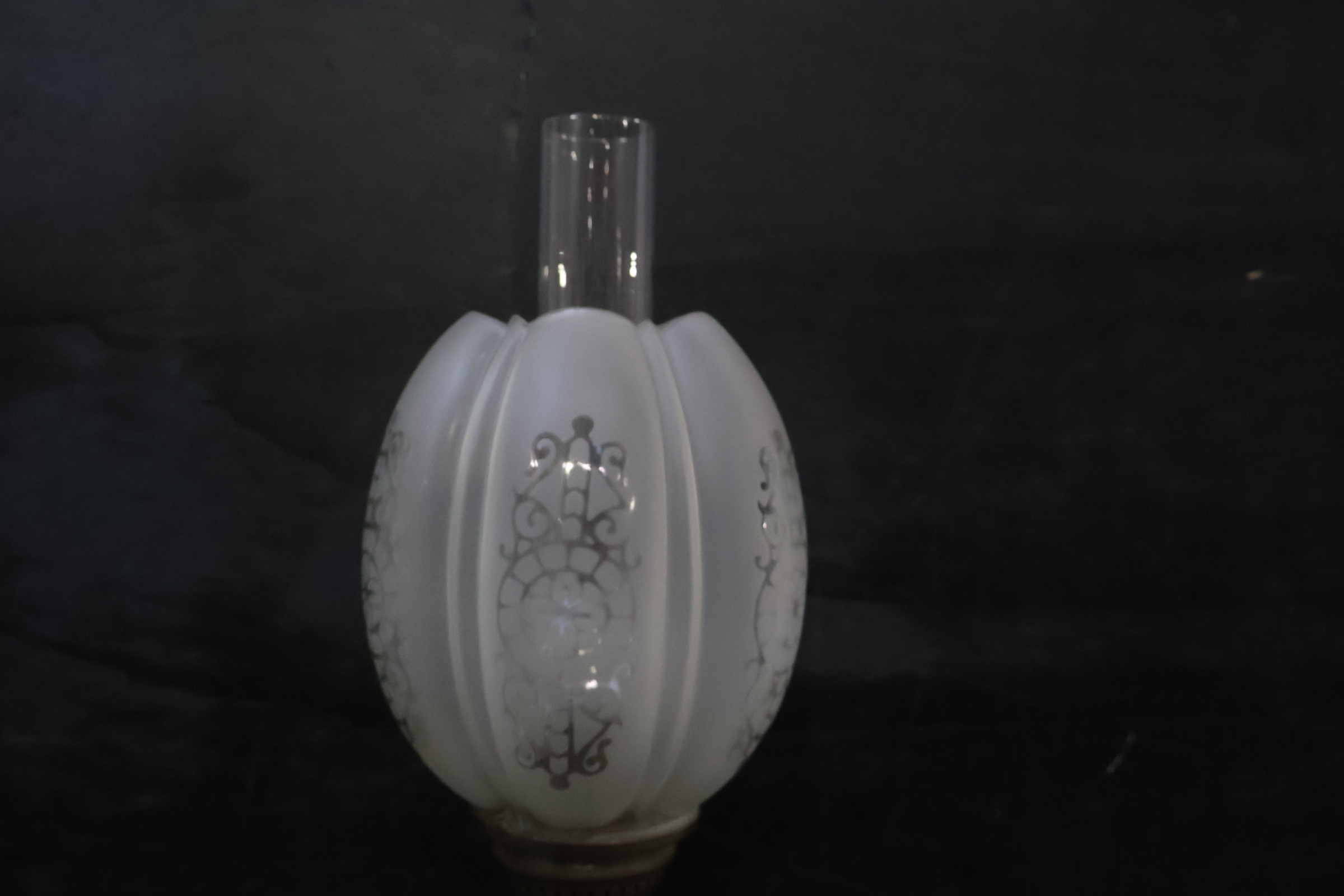 Antieke olielamp met glazen kap – foto 5 – kavel bij GSD Auctions, Zoeterwoude