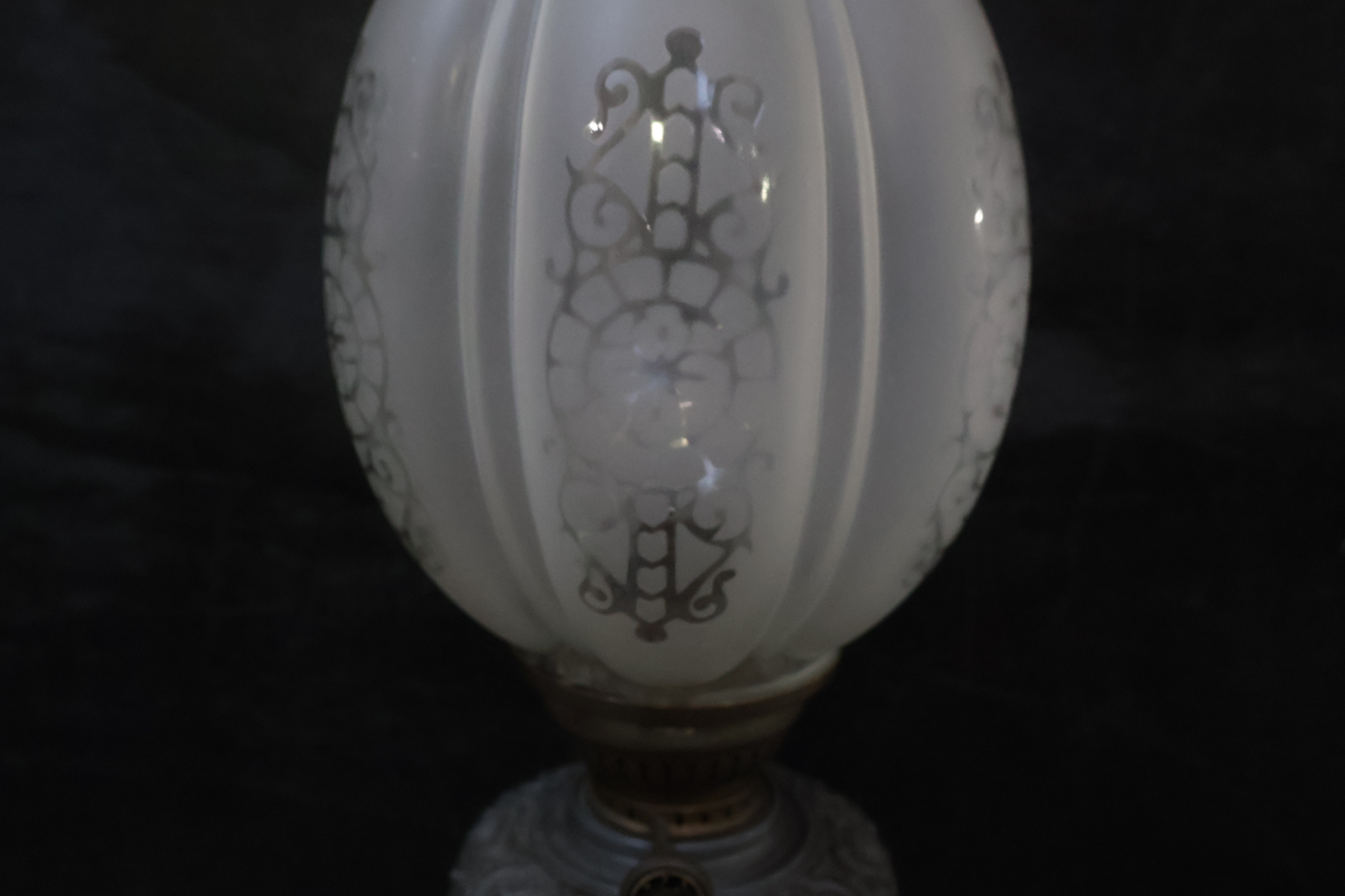 Antieke olielamp met glazen kap – foto 7 – kavel bij GSD Auctions, Zoeterwoude