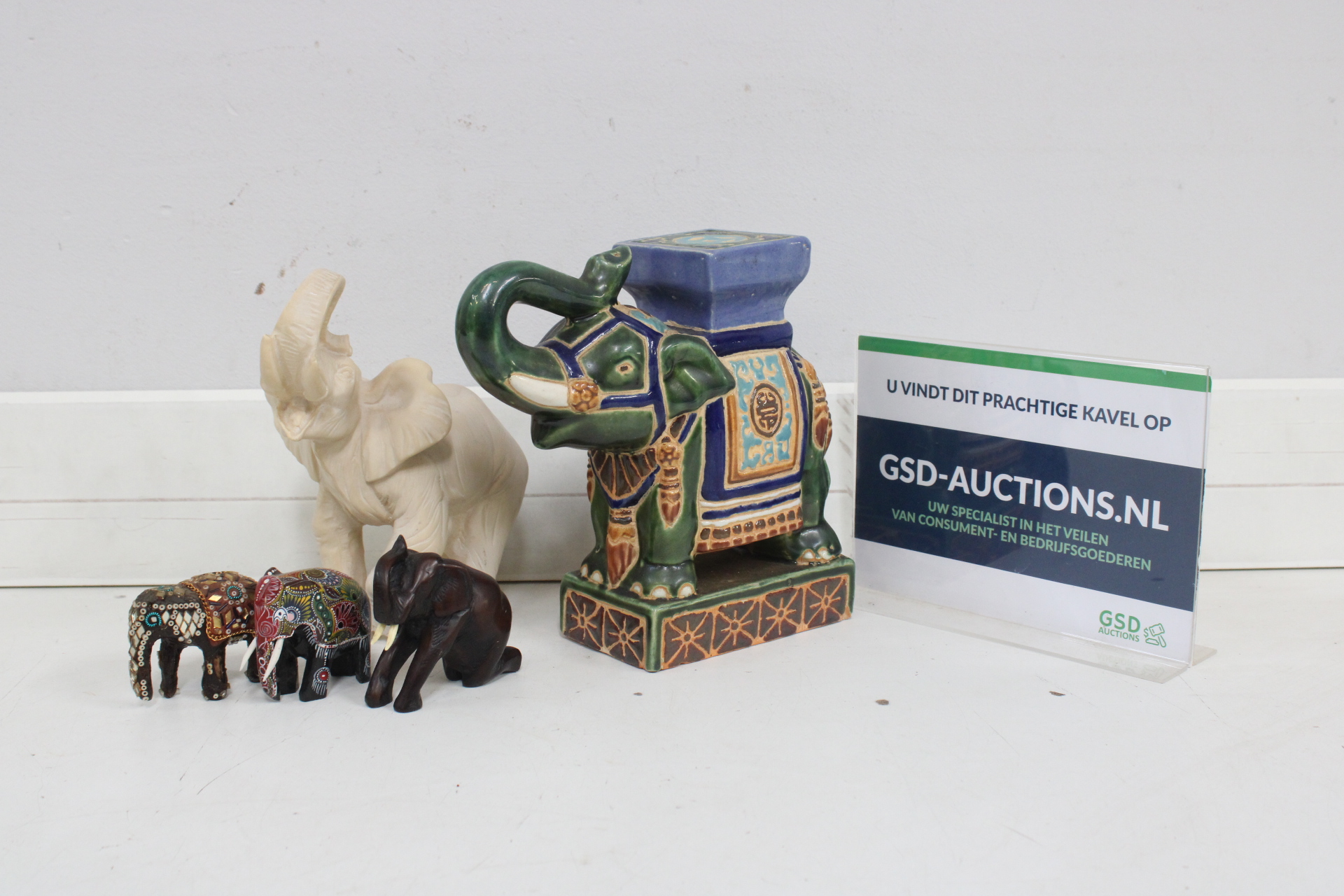 Set van vijf olifant beeldjes van keramiek en hout – kavel bij GSD Auctions, Zoeterwoude