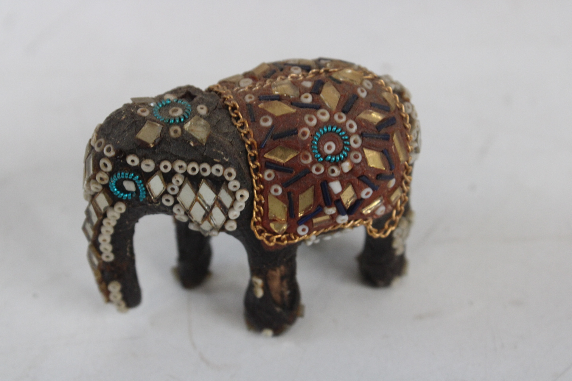 Set van vijf olifant beeldjes van keramiek en hout – foto 2 – kavel bij GSD Auctions, Zoeterwoude