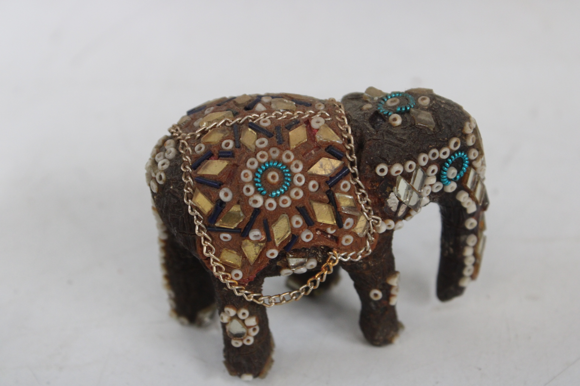 Set van vijf olifant beeldjes van keramiek en hout – foto 3 – kavel bij GSD Auctions, Zoeterwoude