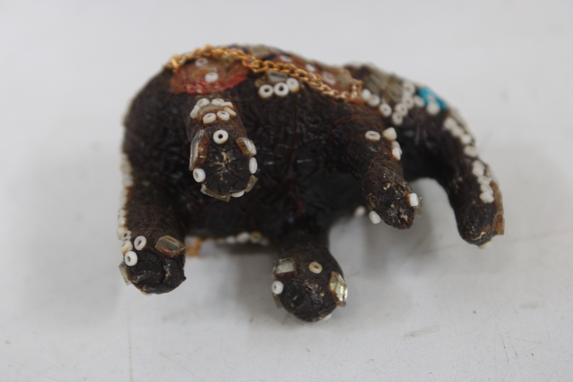 Set van vijf olifant beeldjes van keramiek en hout – foto 4 – kavel bij GSD Auctions, Zoeterwoude