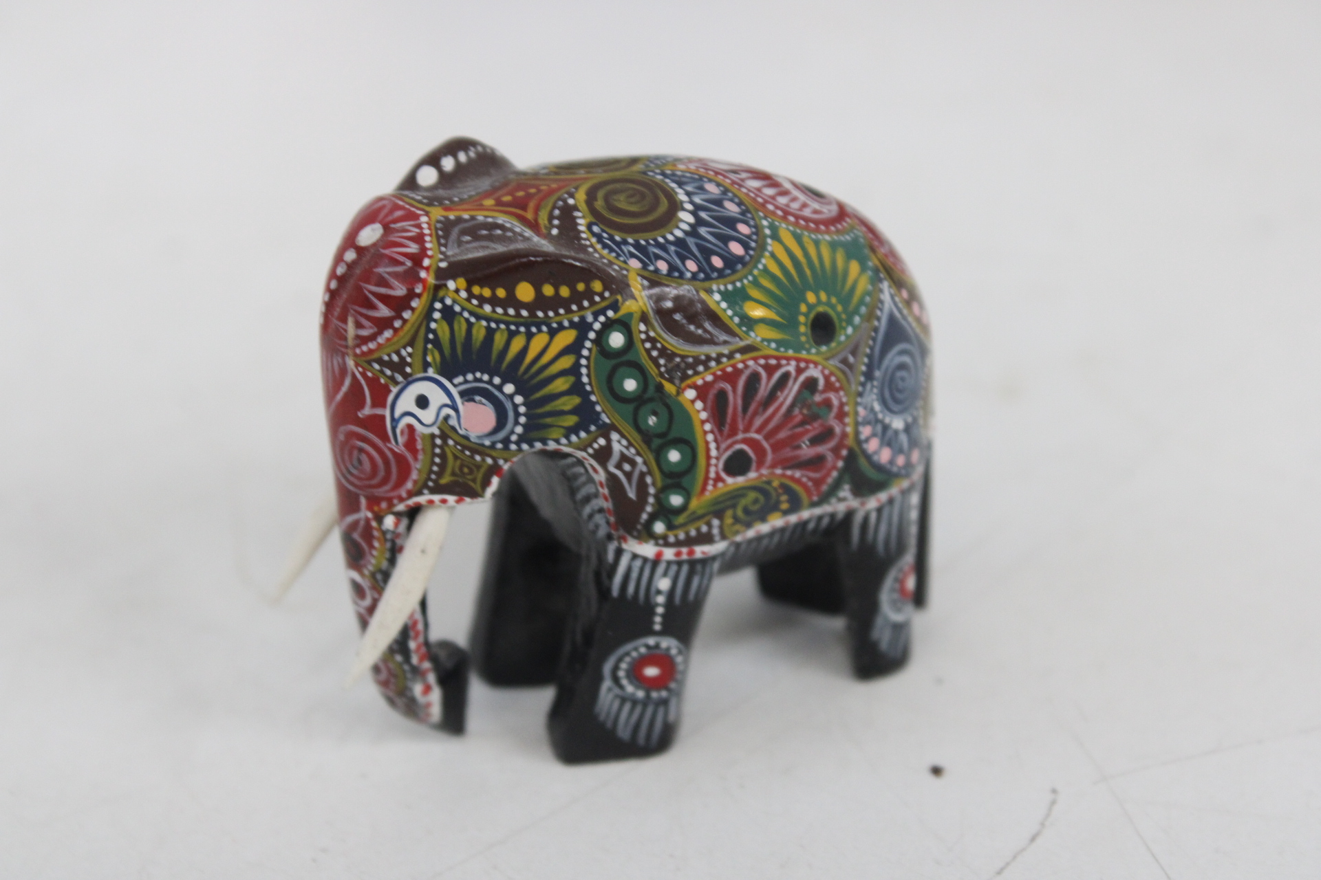 Set van vijf olifant beeldjes van keramiek en hout – foto 5 – kavel bij GSD Auctions, Zoeterwoude