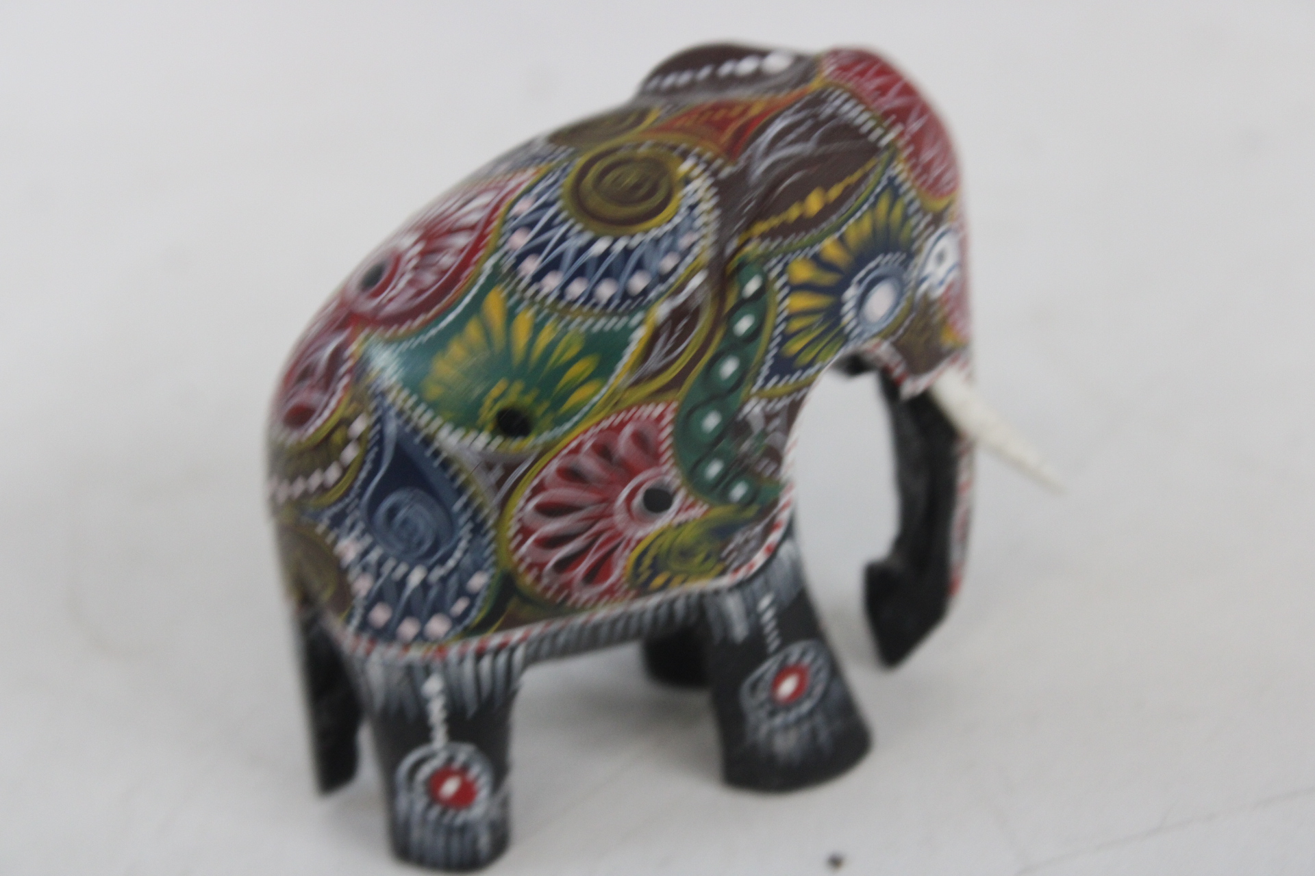 Set van vijf olifant beeldjes van keramiek en hout – foto 6 – kavel bij GSD Auctions, Zoeterwoude