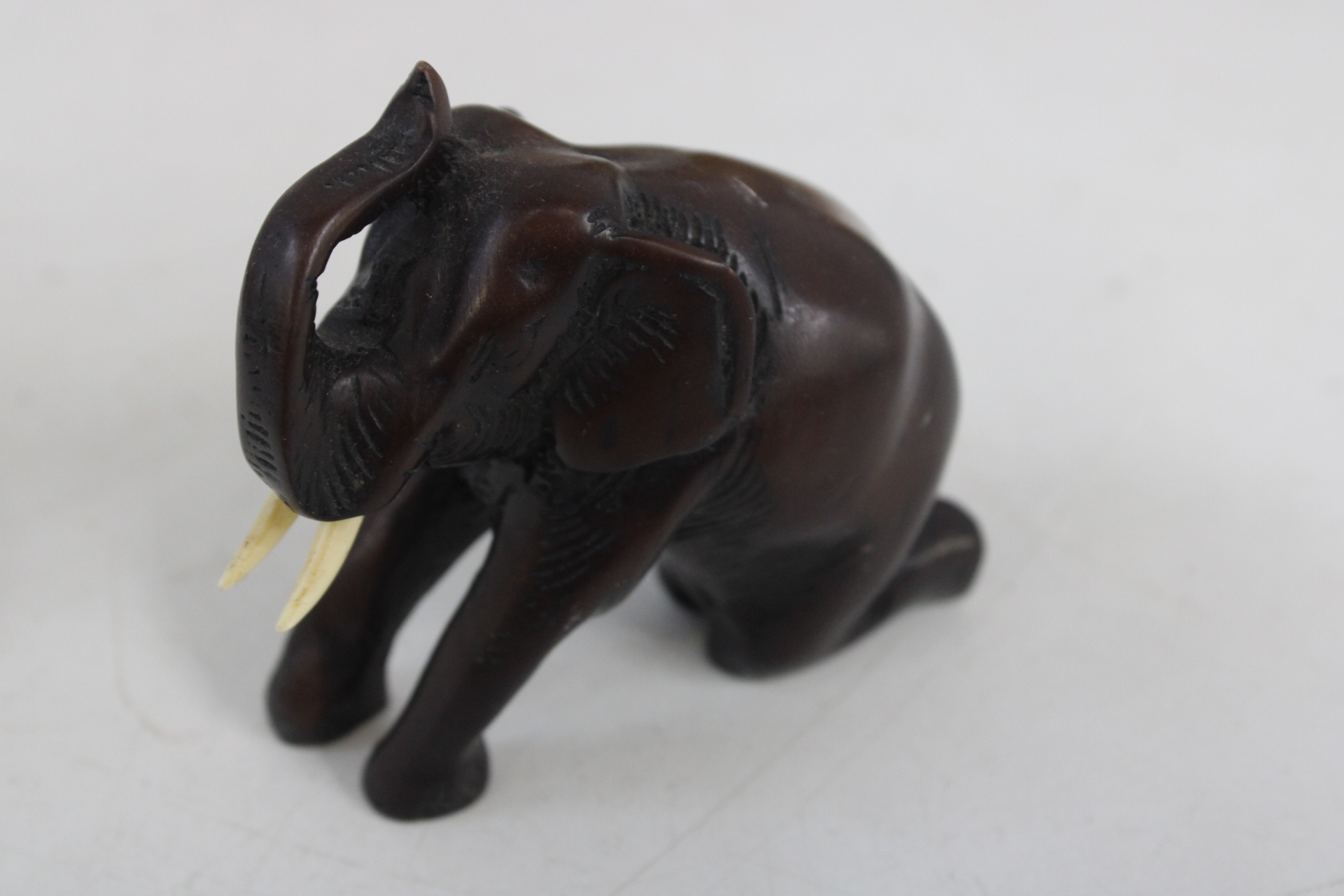 Set van vijf olifant beeldjes van keramiek en hout – foto 7 – kavel bij GSD Auctions, Zoeterwoude
