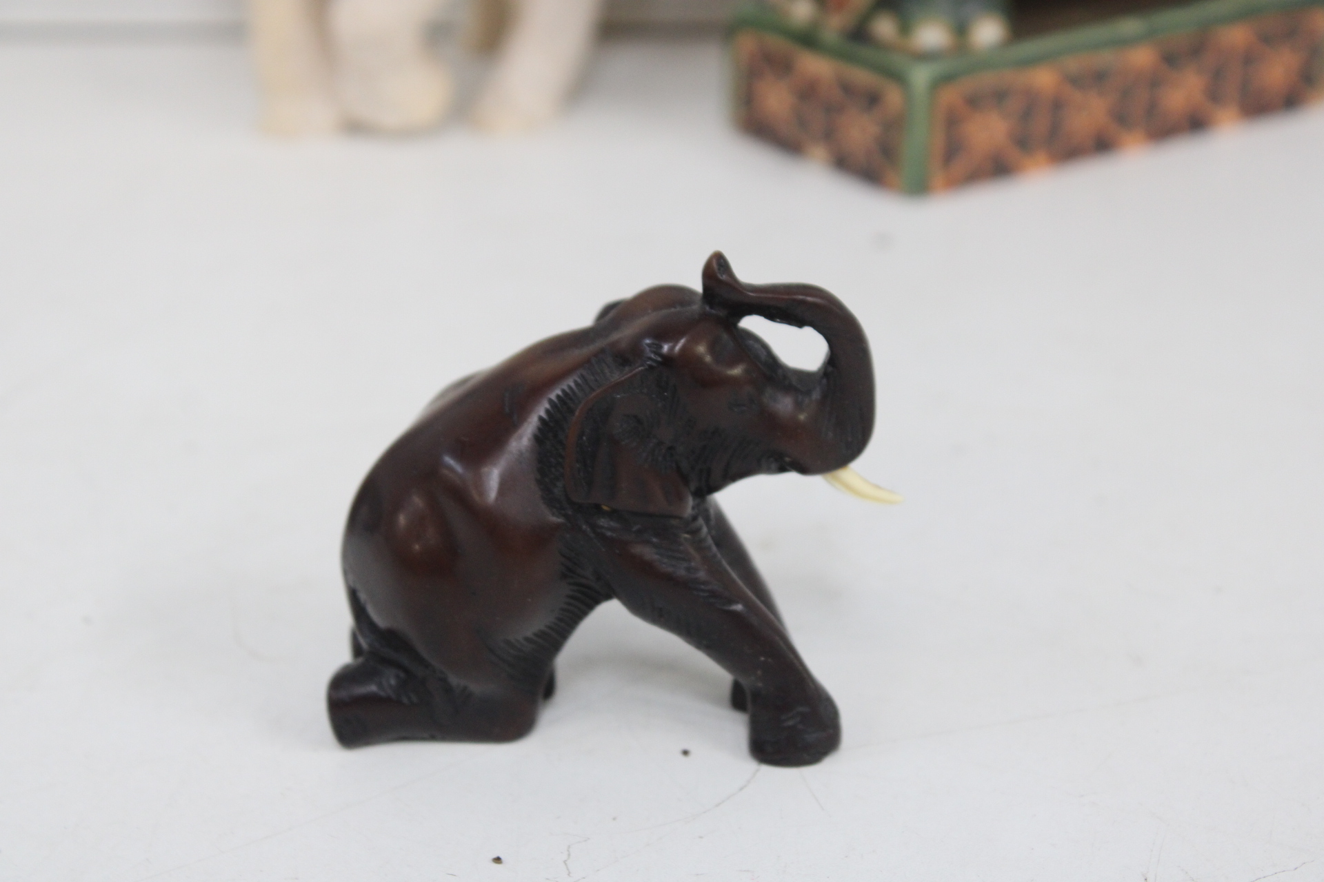 Set van vijf olifant beeldjes van keramiek en hout – foto 8 – kavel bij GSD Auctions, Zoeterwoude