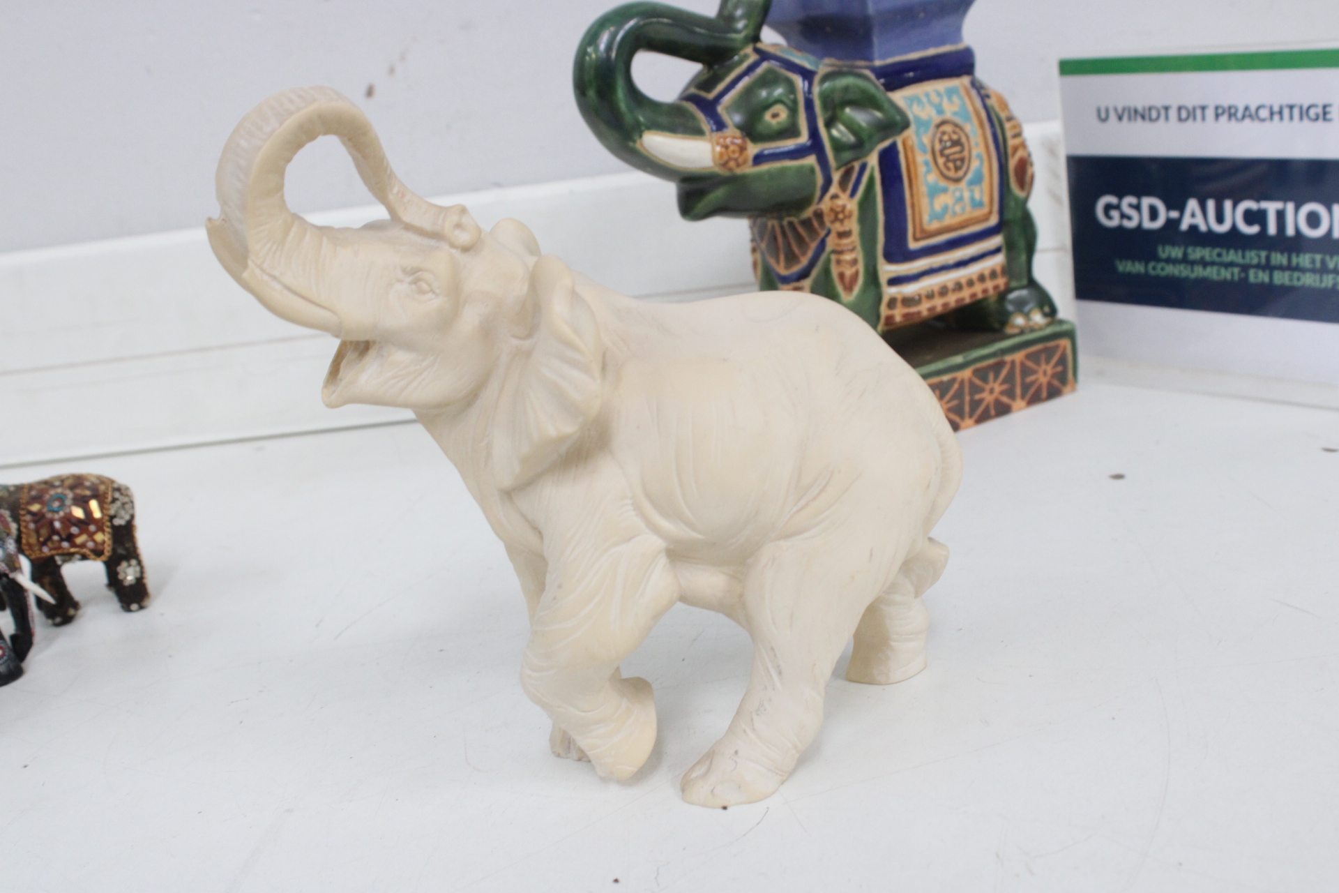 Set van vijf olifant beeldjes van keramiek en hout – foto 9 – kavel bij GSD Auctions, Zoeterwoude