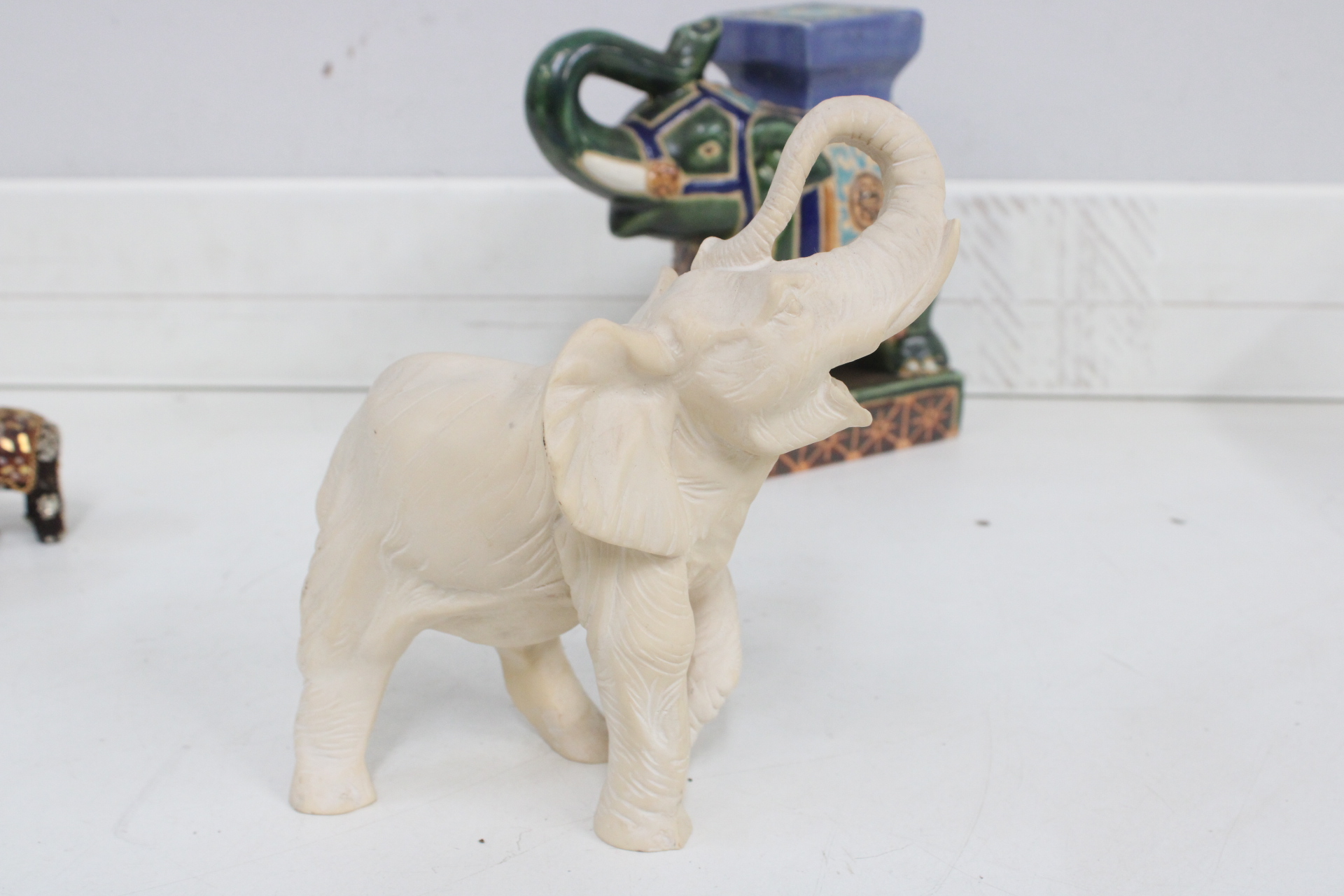 Set van vijf olifant beeldjes van keramiek en hout – foto 10 – kavel bij GSD Auctions, Zoeterwoude