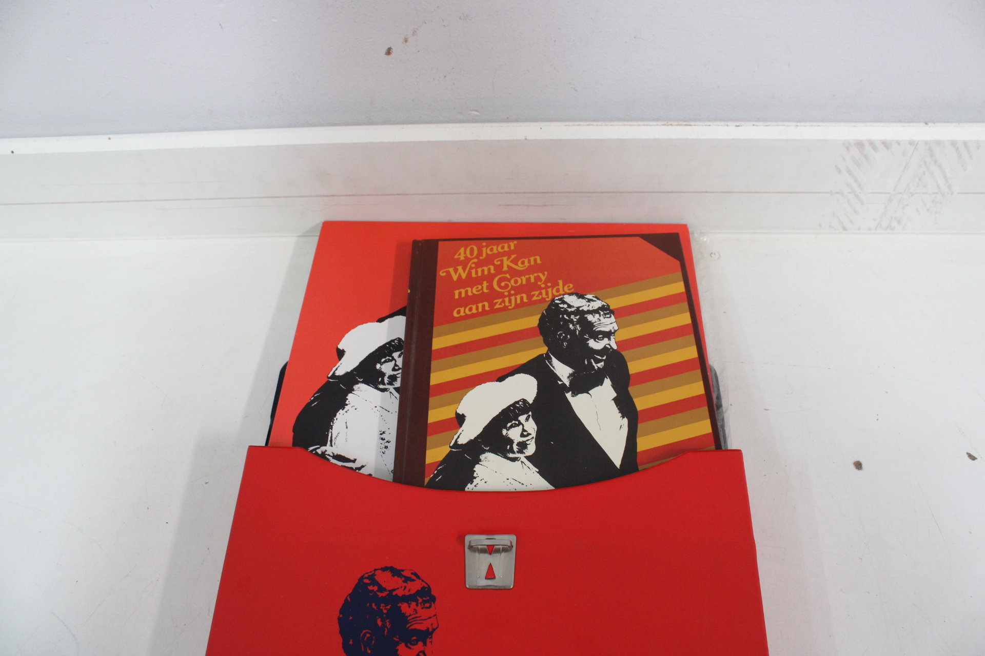 't Koffertje van Wim Kan metalen koffertje – foto 3 – kavel bij GSD Auctions, Zoeterwoude