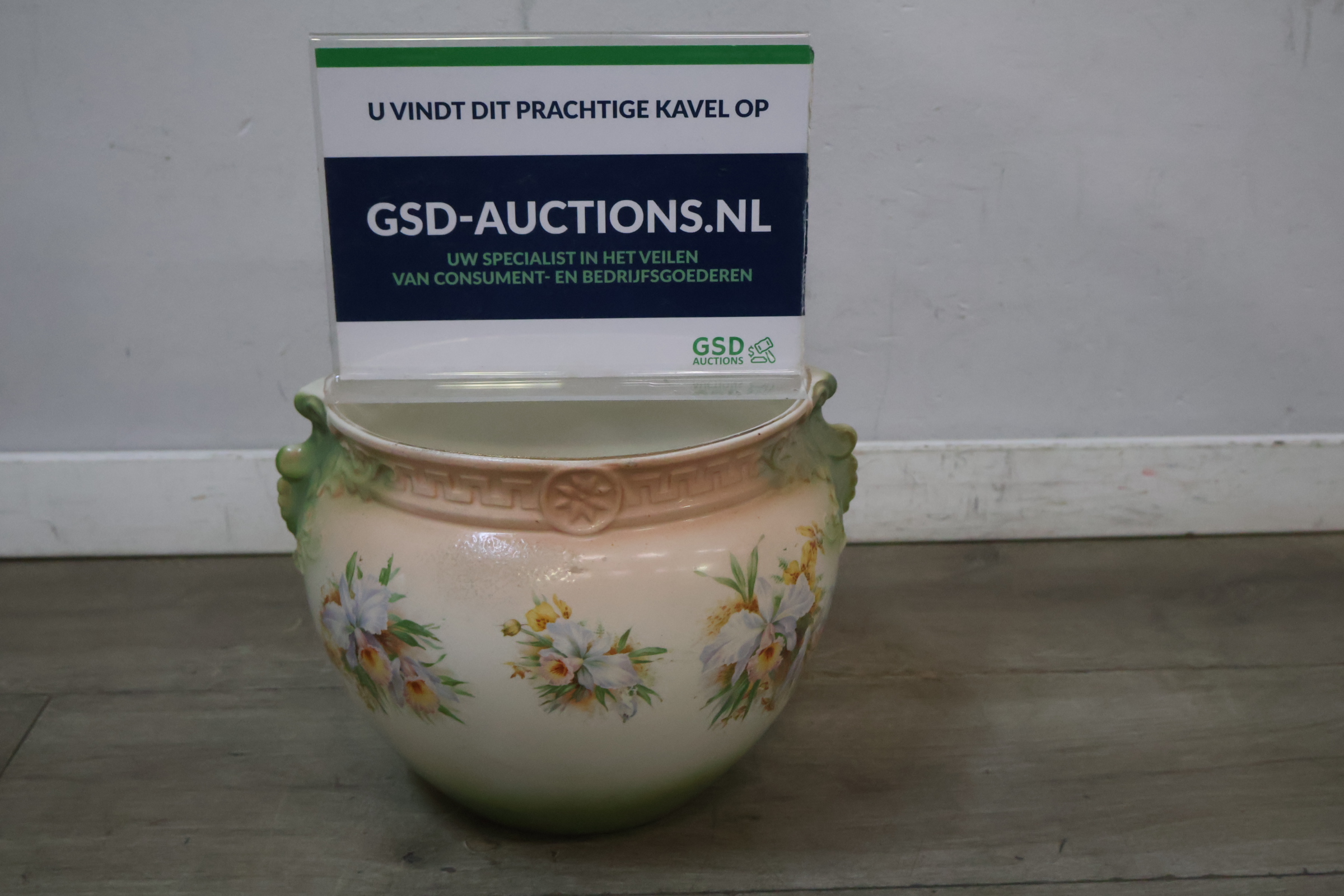 Decoratieve bloempot met bloemmotief – foto 2 – kavel bij GSD Auctions, Zoeterwoude