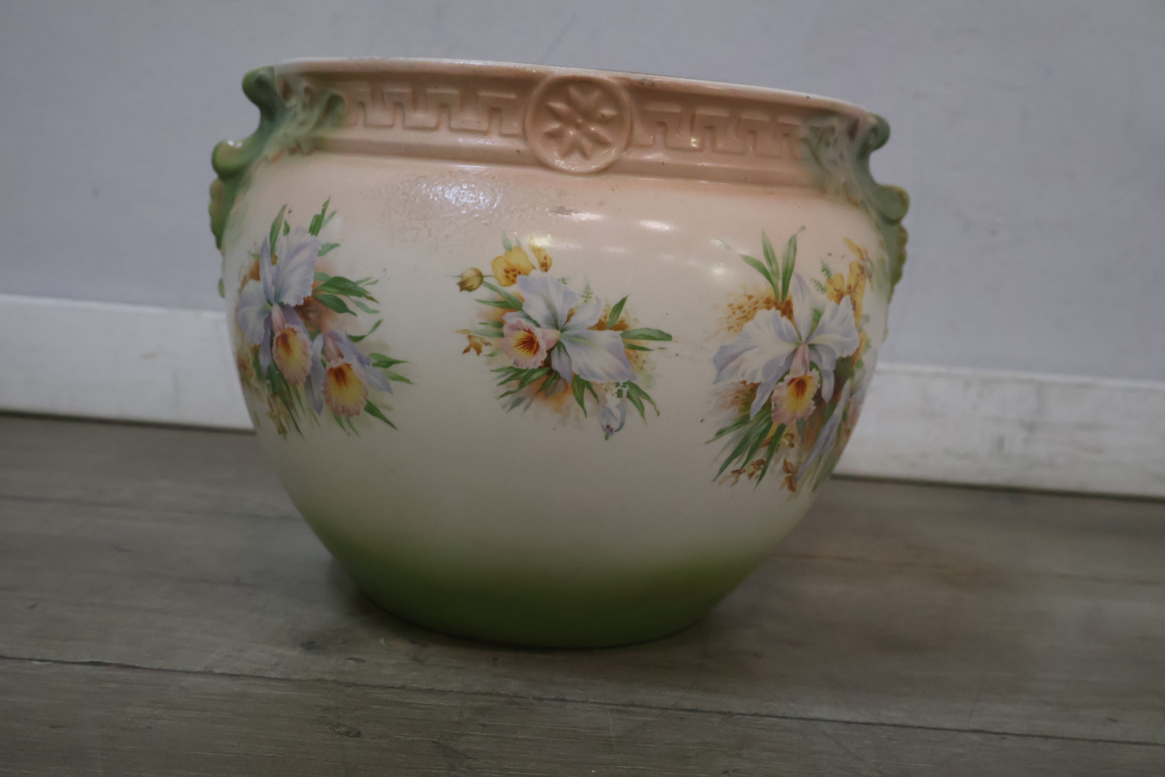 Decoratieve bloempot met bloemmotief – foto 3 – kavel bij GSD Auctions, Zoeterwoude