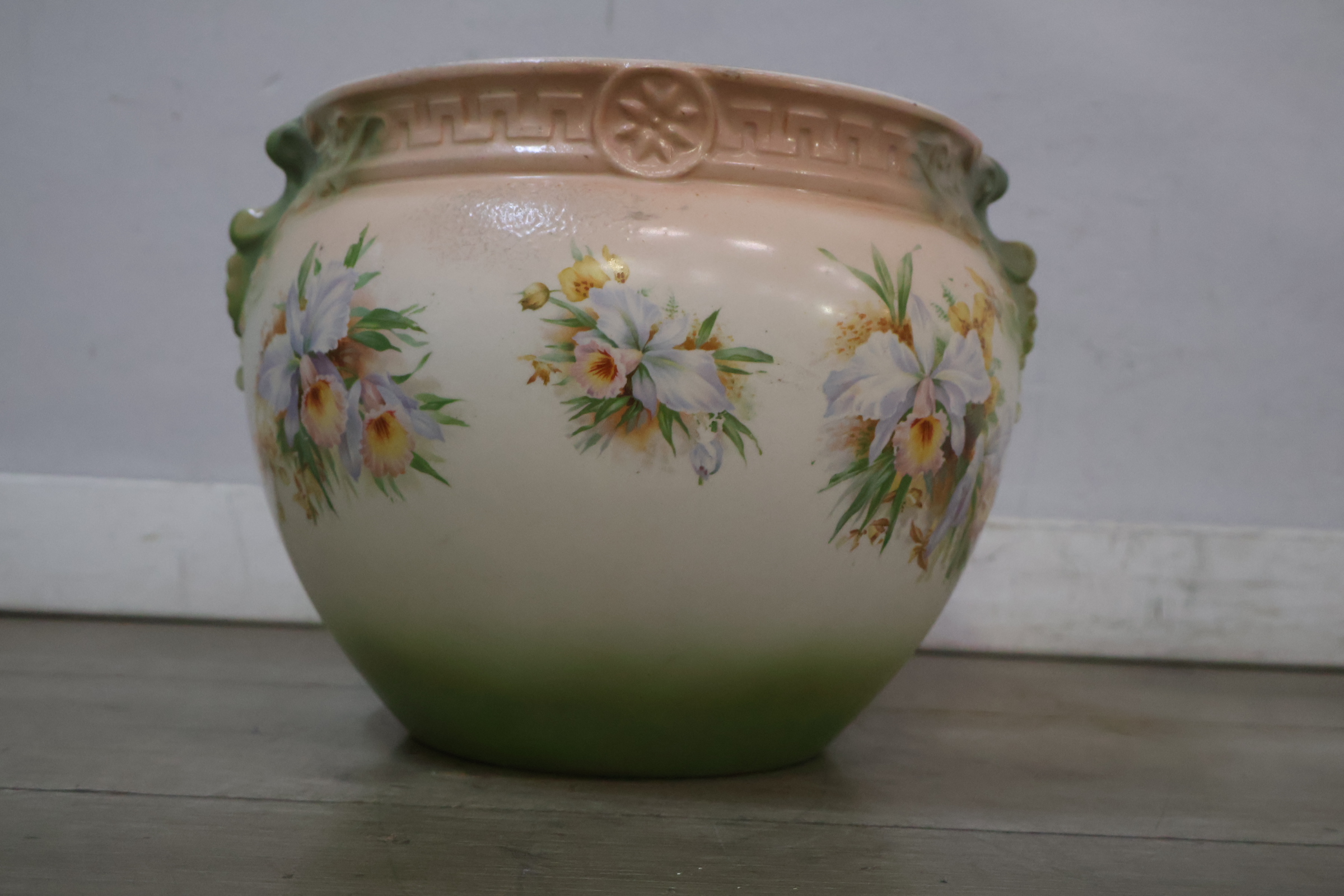 Decoratieve bloempot met bloemmotief – foto 4 – kavel bij GSD Auctions, Zoeterwoude