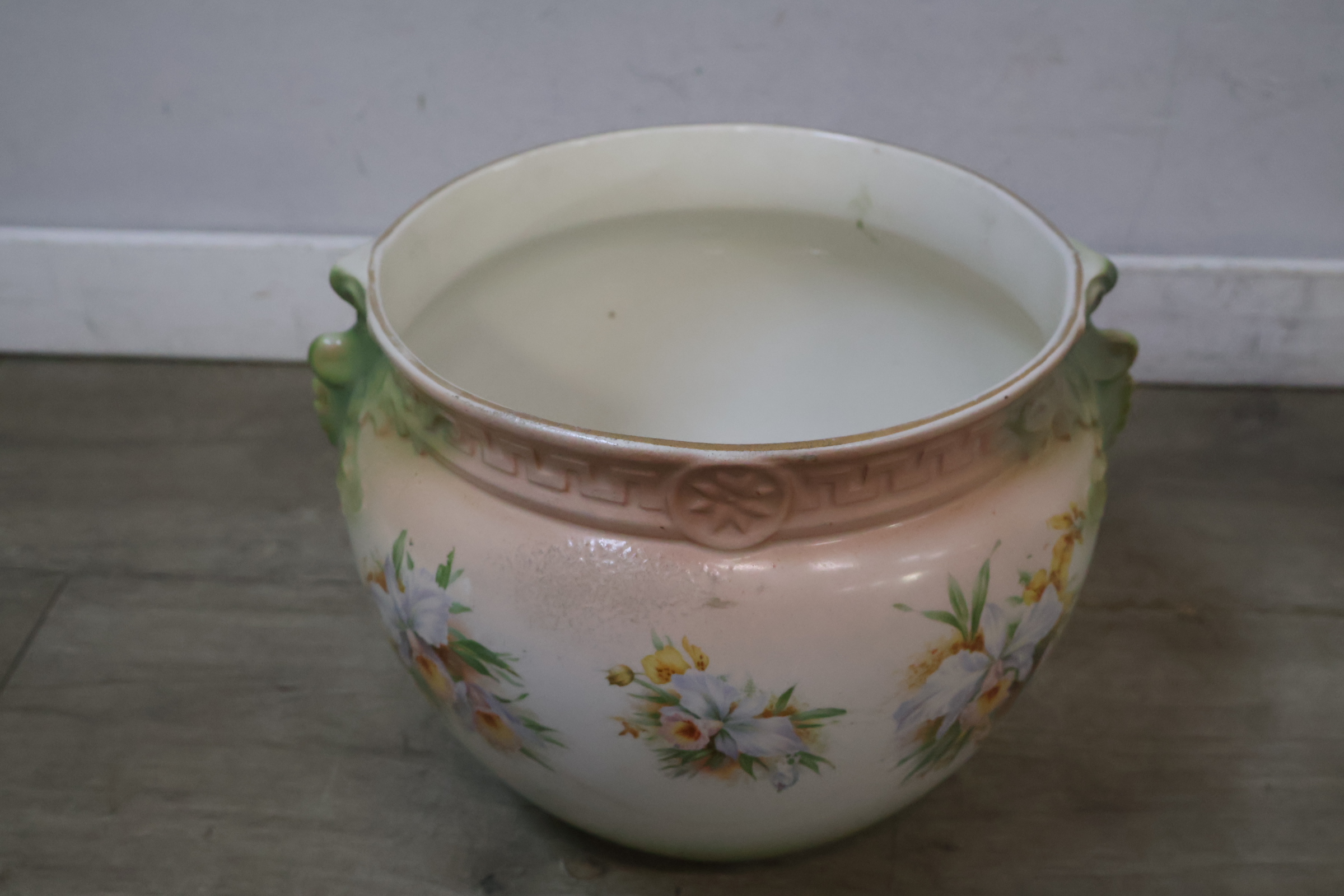 Decoratieve bloempot met bloemmotief – foto 5 – kavel bij GSD Auctions, Zoeterwoude