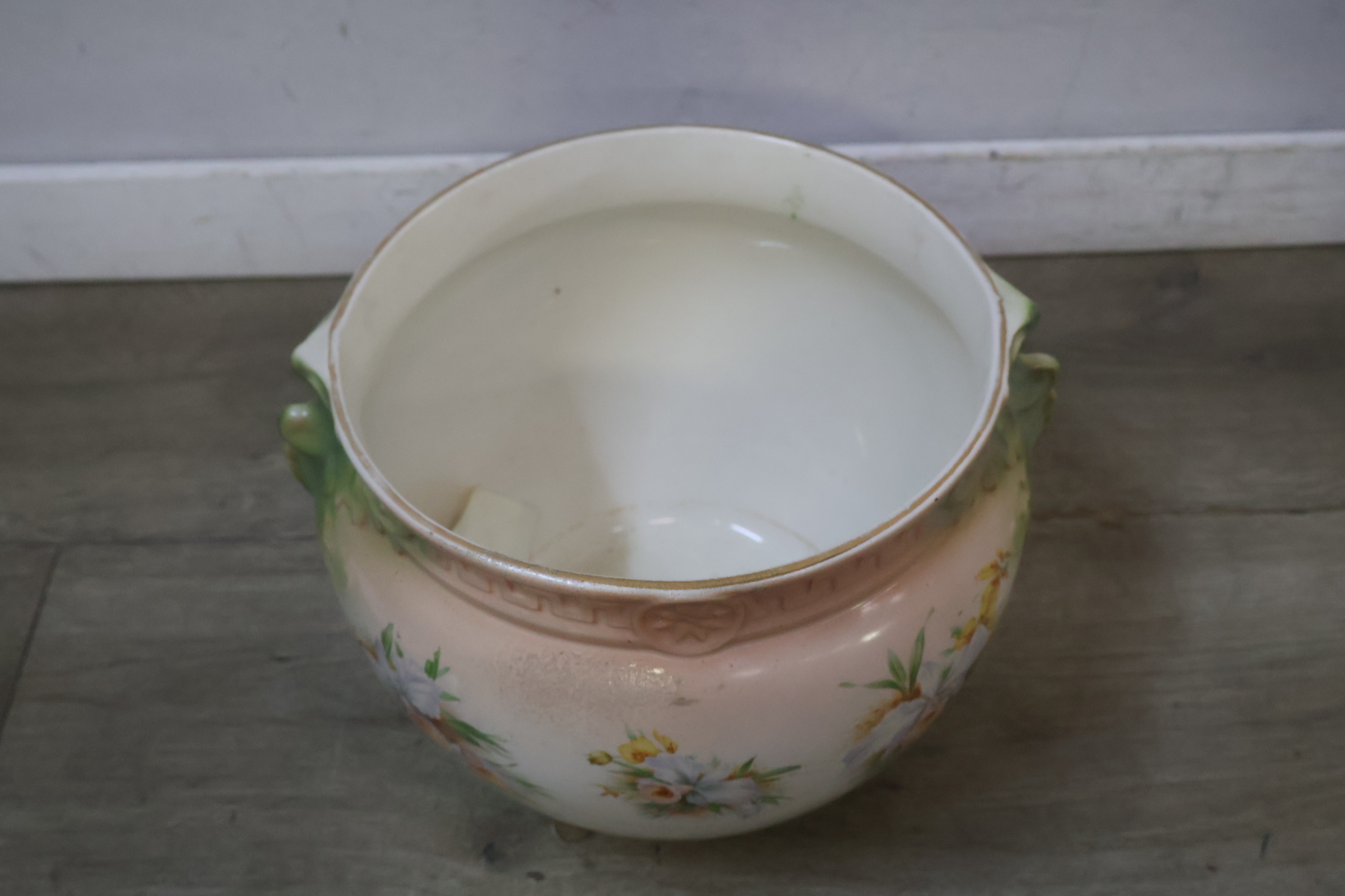 Decoratieve bloempot met bloemmotief – foto 6 – kavel bij GSD Auctions, Zoeterwoude