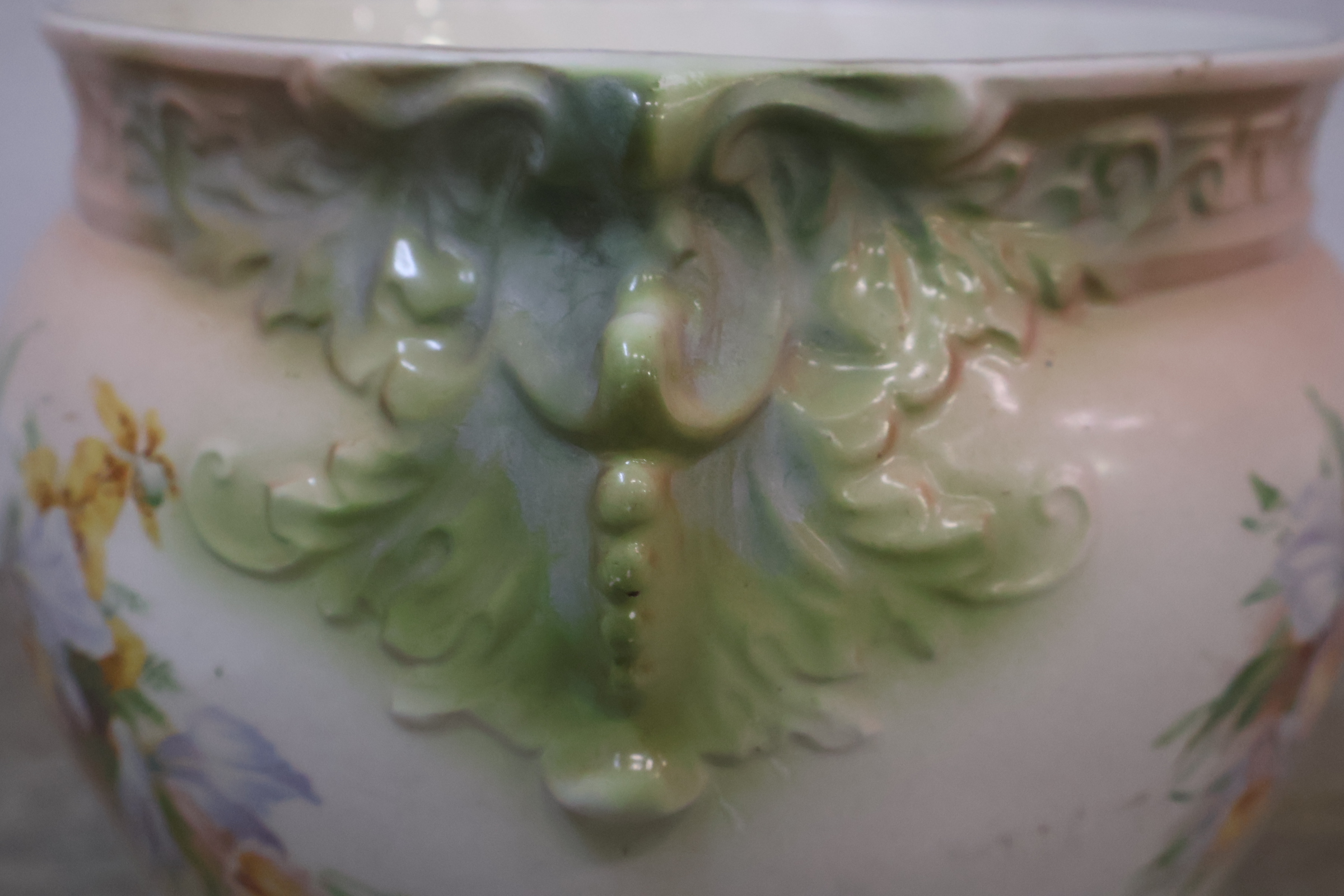 Decoratieve bloempot met bloemmotief – foto 7 – kavel bij GSD Auctions, Zoeterwoude