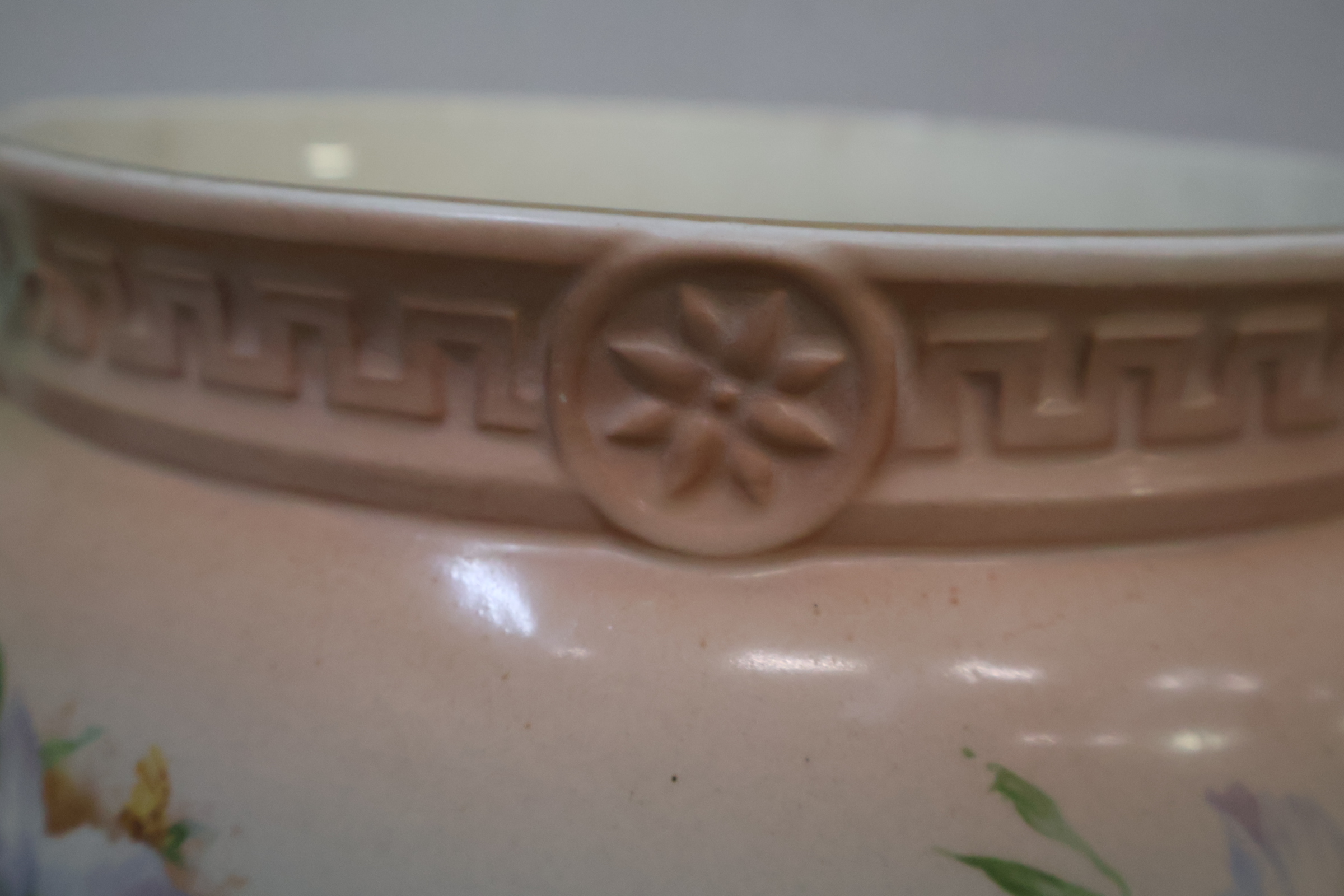 Decoratieve bloempot met bloemmotief – foto 9 – kavel bij GSD Auctions, Zoeterwoude