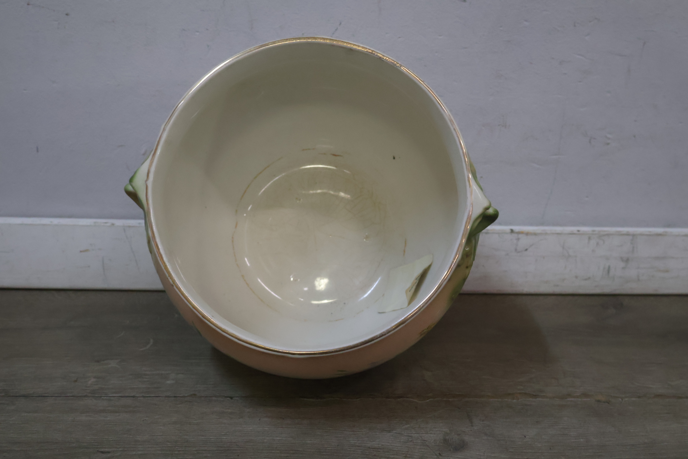 Decoratieve bloempot met bloemmotief – foto 10 – kavel bij GSD Auctions, Zoeterwoude
