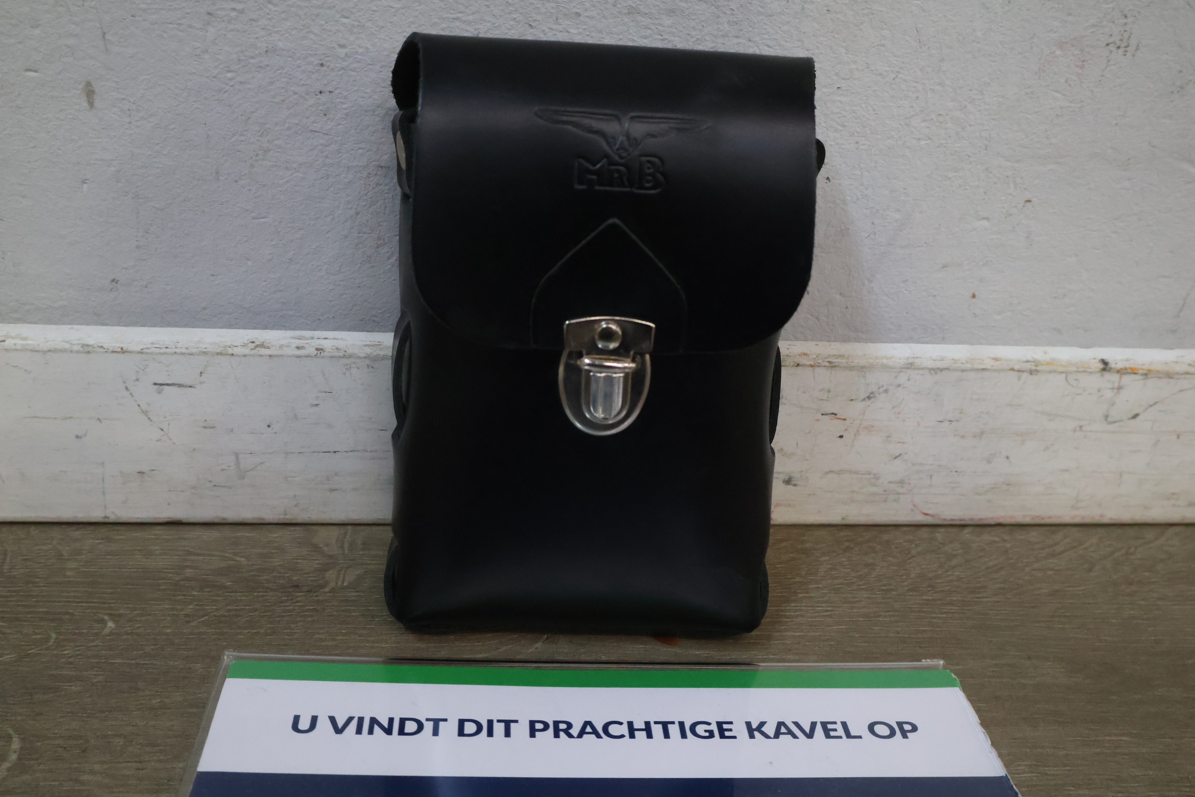 Zwart leren tasje met MrB logo – kavel bij GSD Auctions, Zoeterwoude