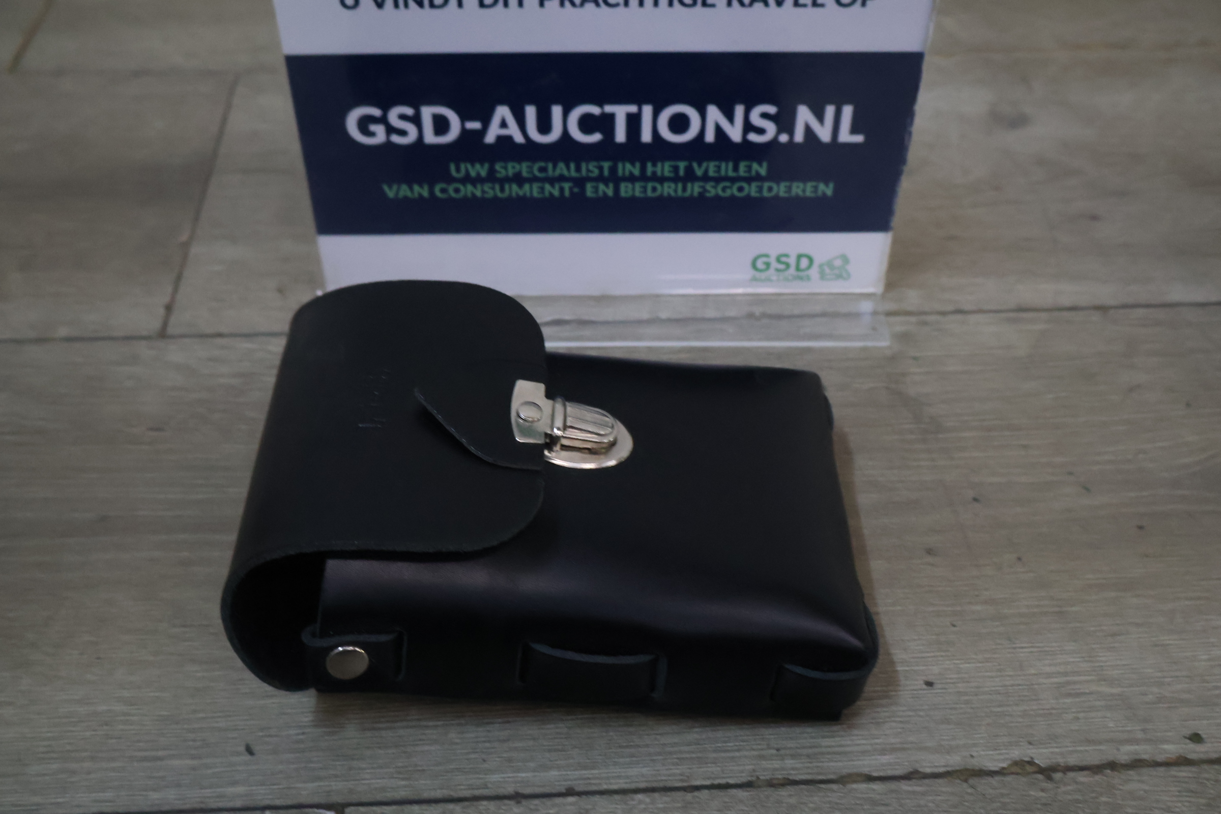 Zwart leren tasje met MrB logo – foto 2 – kavel bij GSD Auctions, Zoeterwoude
