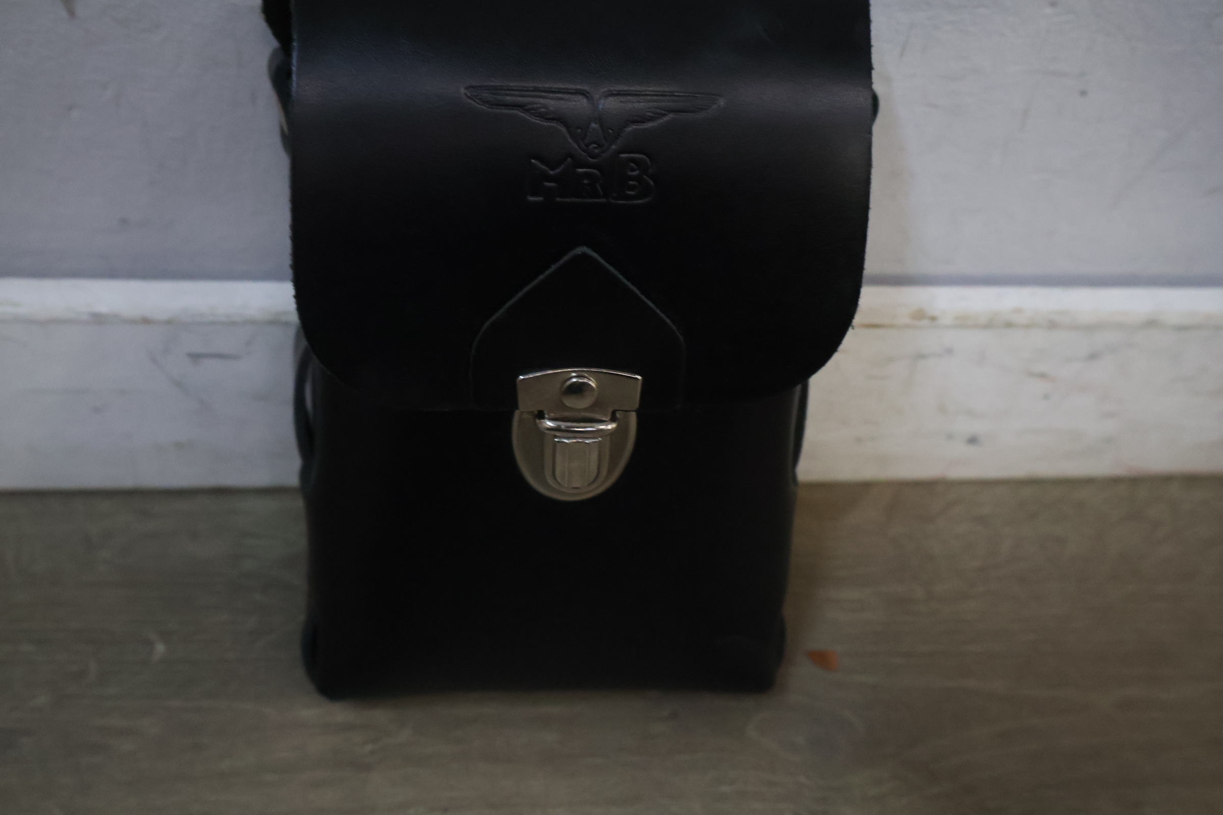 Zwart leren tasje met MrB logo – foto 3 – kavel bij GSD Auctions, Zoeterwoude